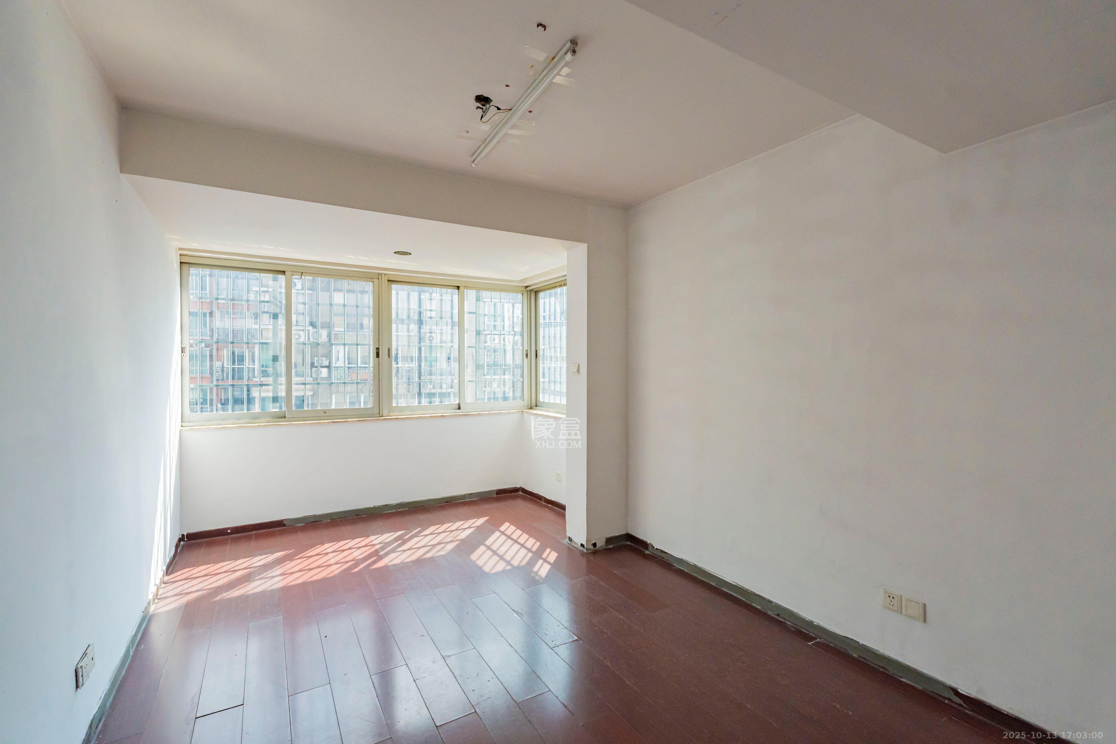 海东青大厦  4室2厅1卫    160.0万 海东青大厦  4室2厅1卫    160.0万卧室