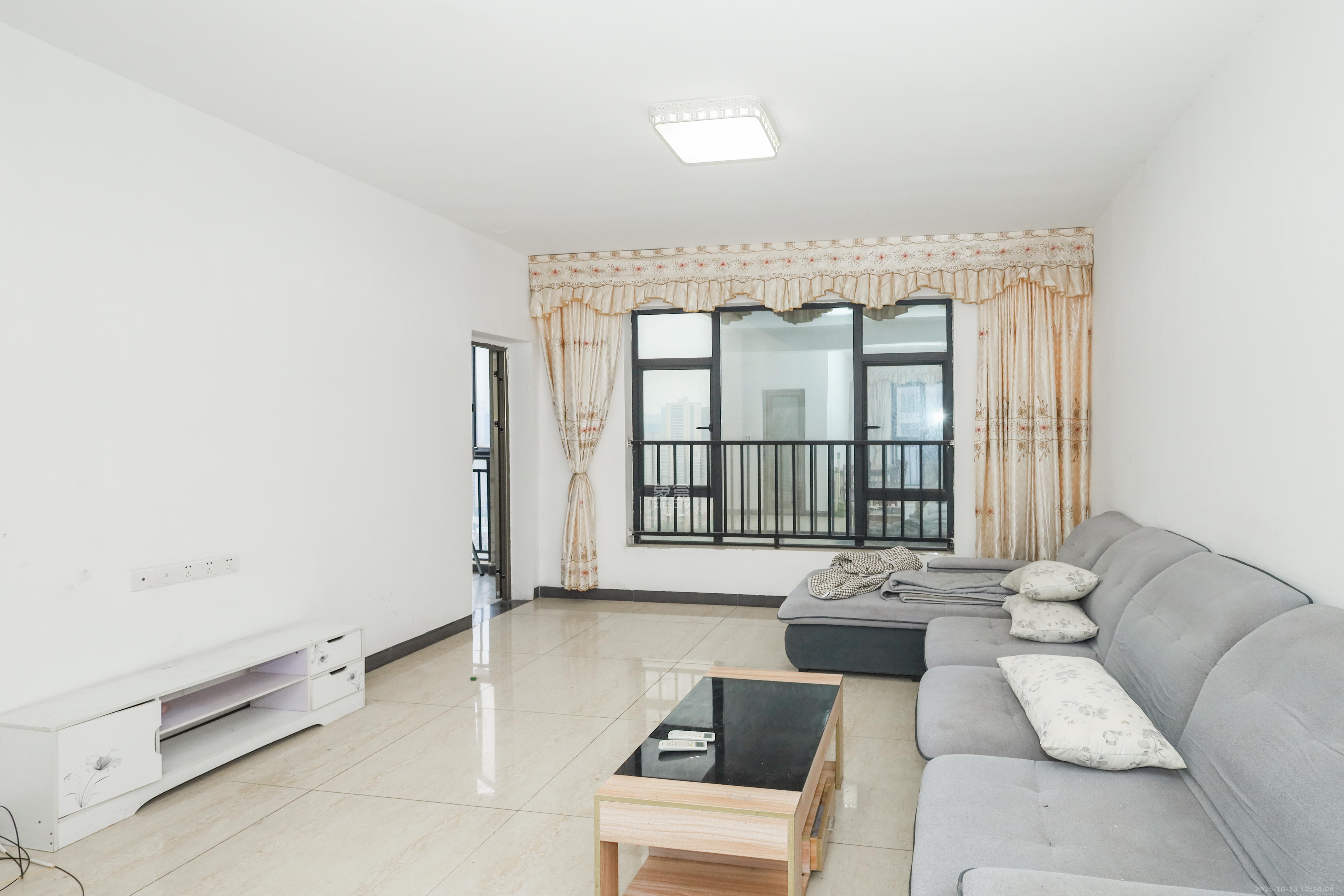 天元涉外景园C区  3室2厅2卫    83.5万客厅