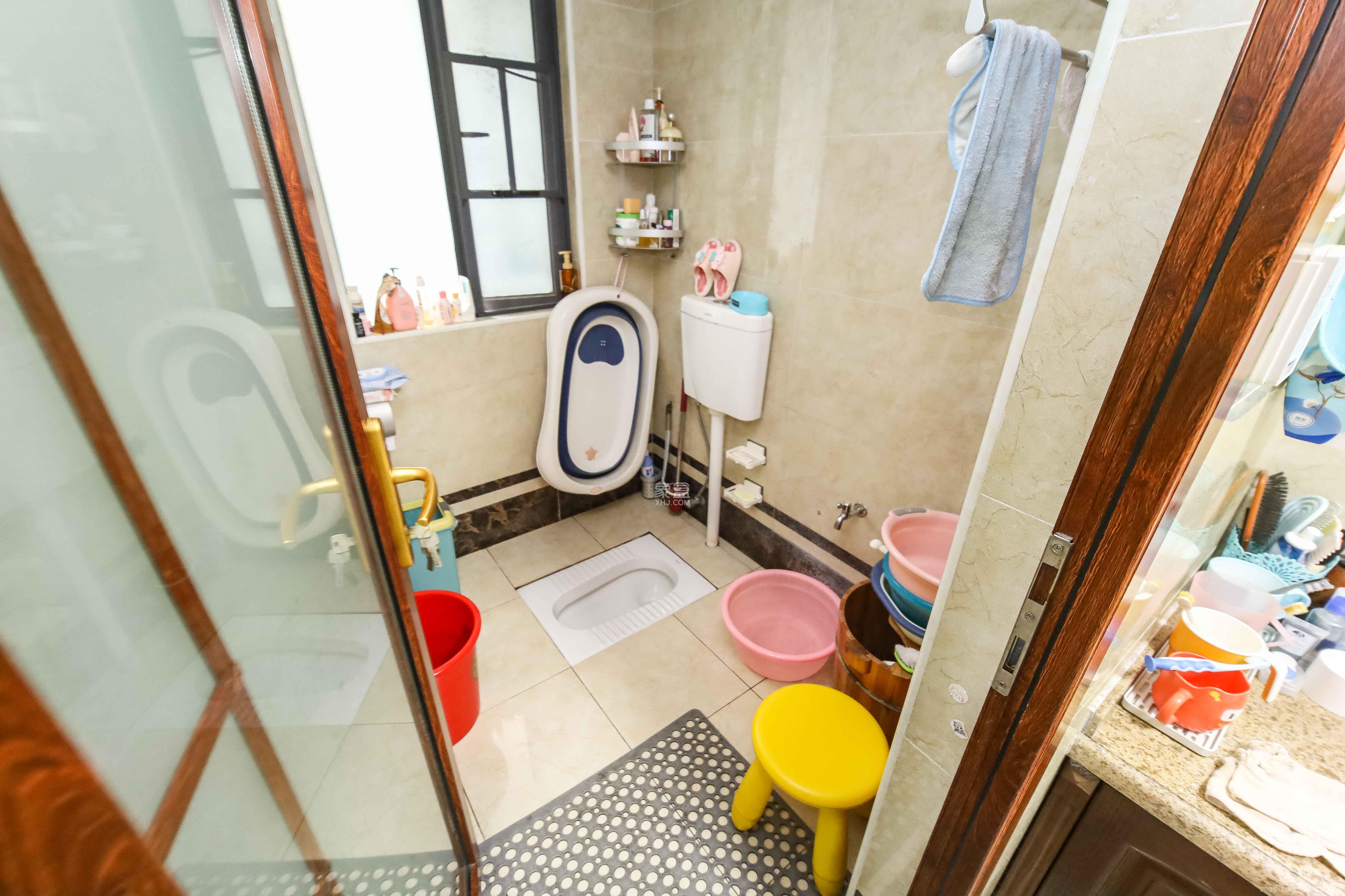 长房白沙湾  3室2厅2卫    135.0万卫生间