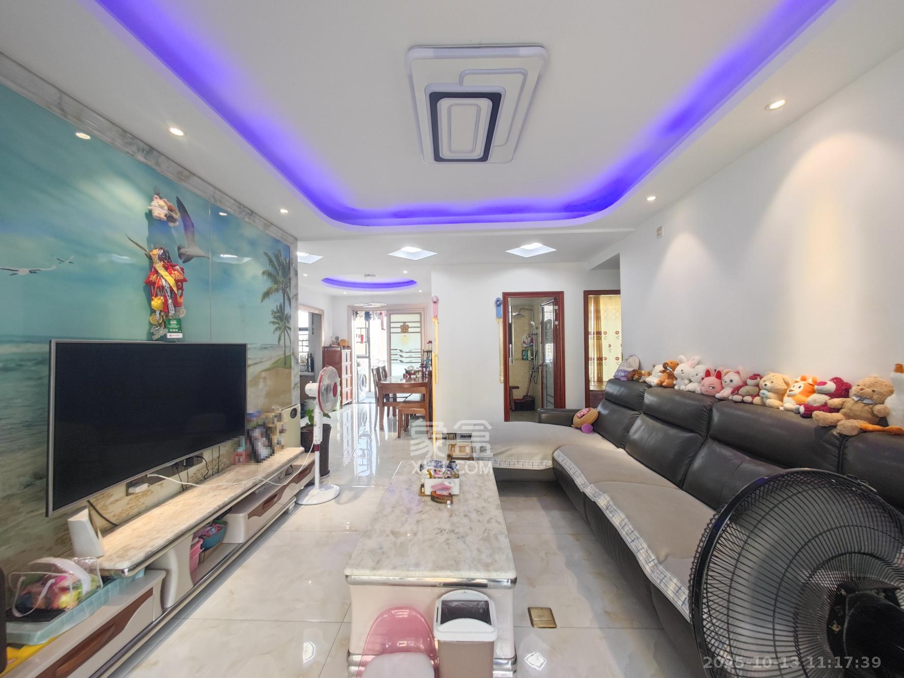 卓越蔚蓝城邦 3室2厅2卫 90.0万 卓越蔚蓝城邦 3室2厅2卫 90.0万客厅