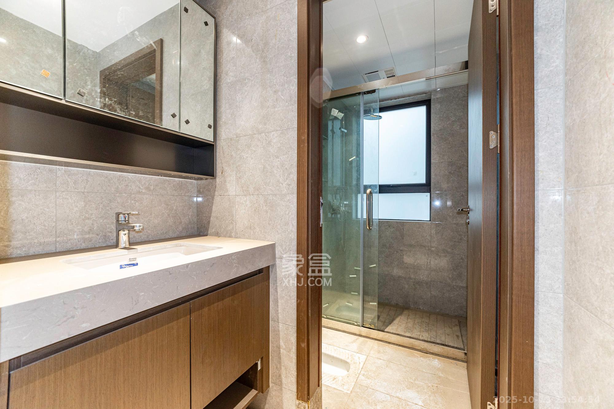 荣盛锦绣学府  3室2厅2卫    95.8万卫生间