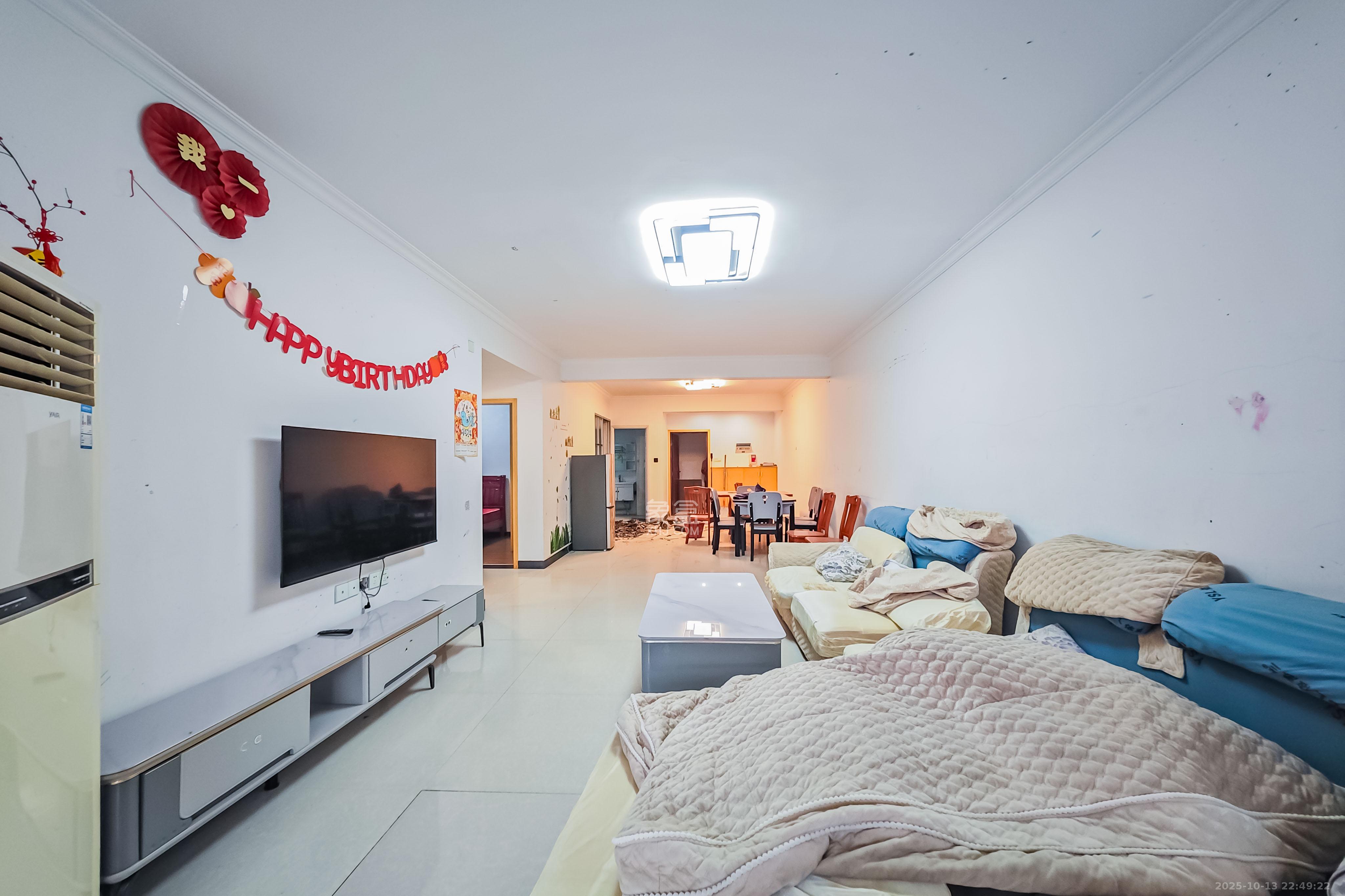 龙吉湾小区(龙瑞尚苑) 3室2厅1卫 79.8万 龙吉湾小区(龙瑞尚苑) 3室2厅1卫 79.8万客厅