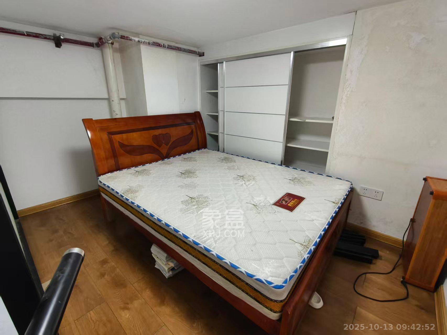 华润置地广场二期  1室1厅1卫    1680.0元/月 华润置地广场二期  1室1厅1卫    1680.0元/月