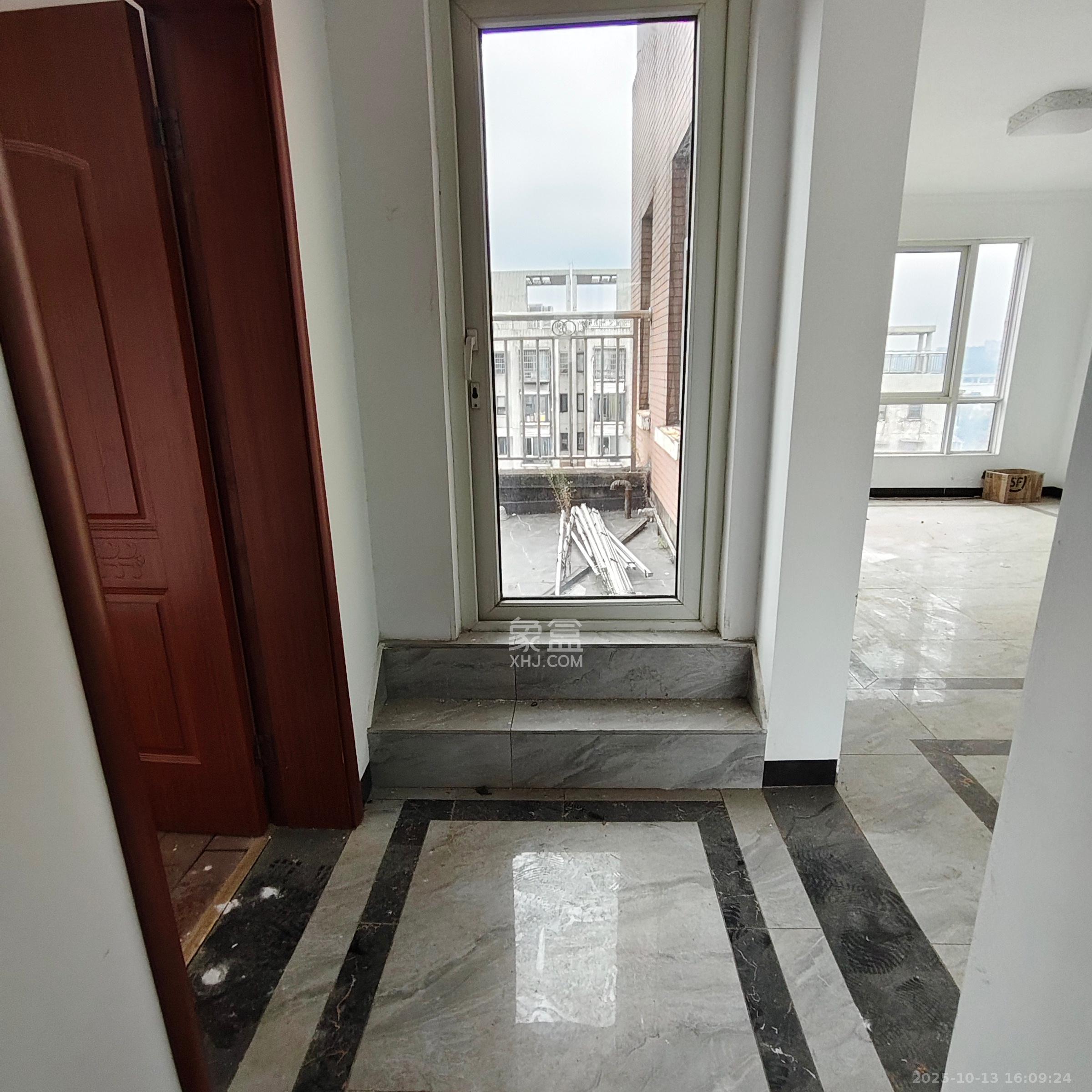 山语城一期  3室2厅2卫    2500.0元/月室内图