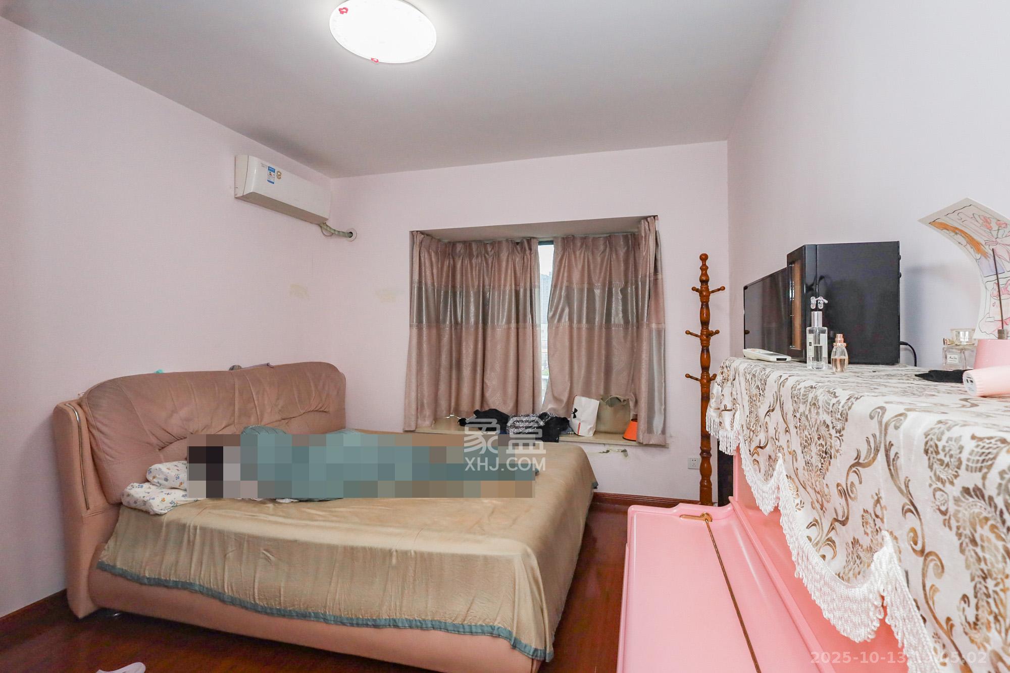 钰龙天下一期  3室2厅2卫    240.0万卧室