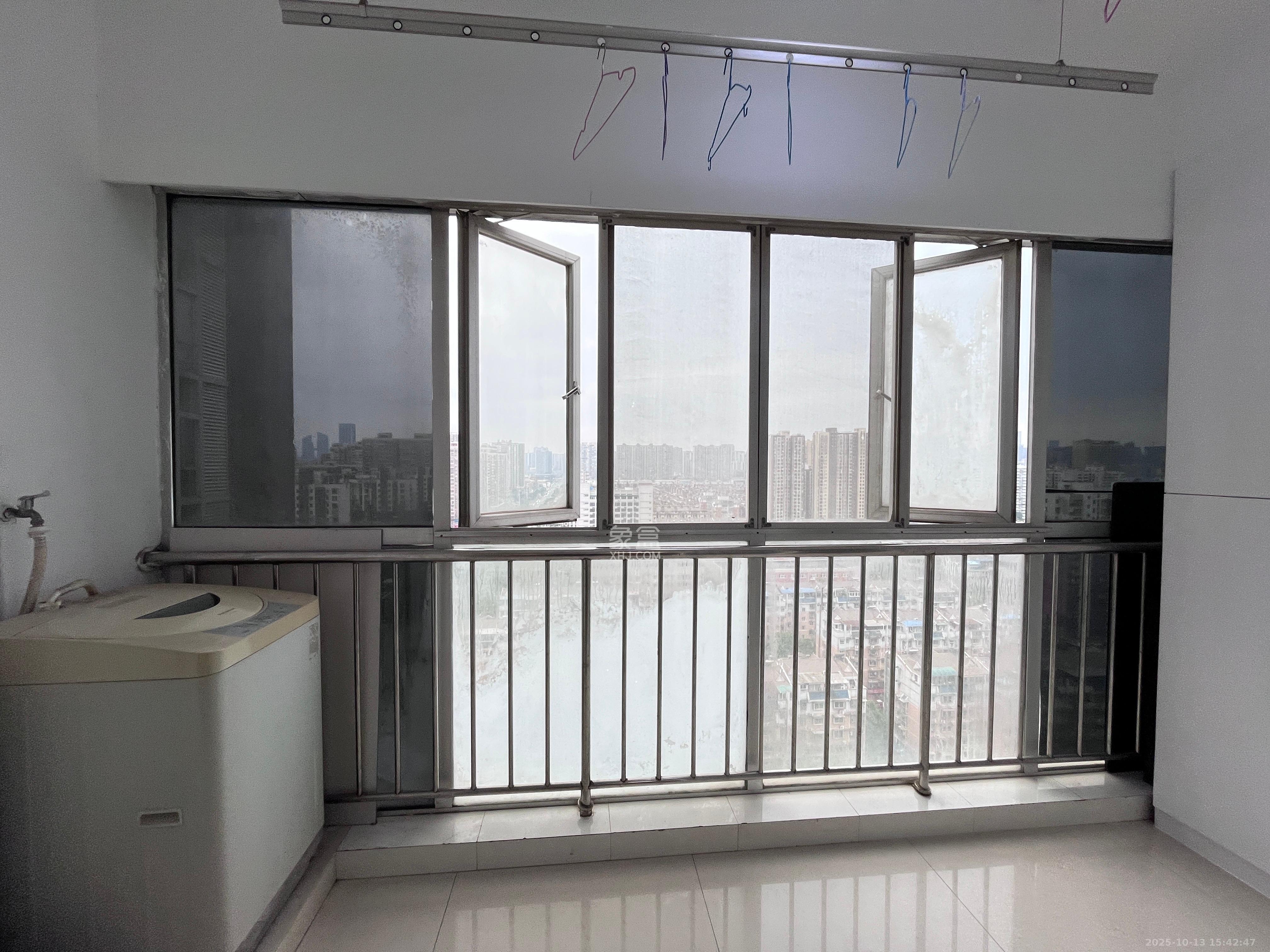 左岸右岸  2室2厅1卫    2300.0元/月室内图