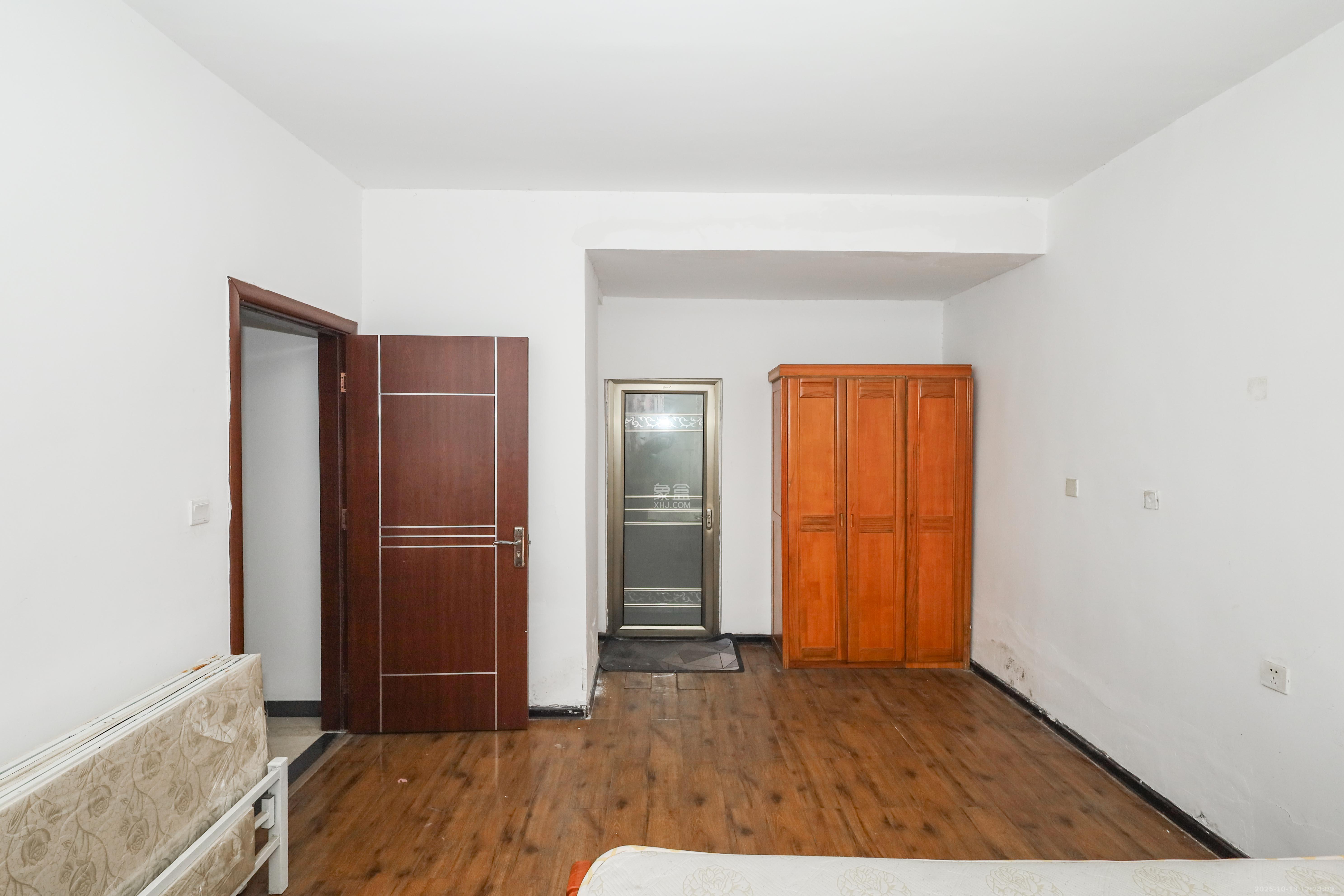 天元涉外景园C区 3室2厅2卫 83.5万 天元涉外景园C区 3室2厅2卫 83.5万卧室