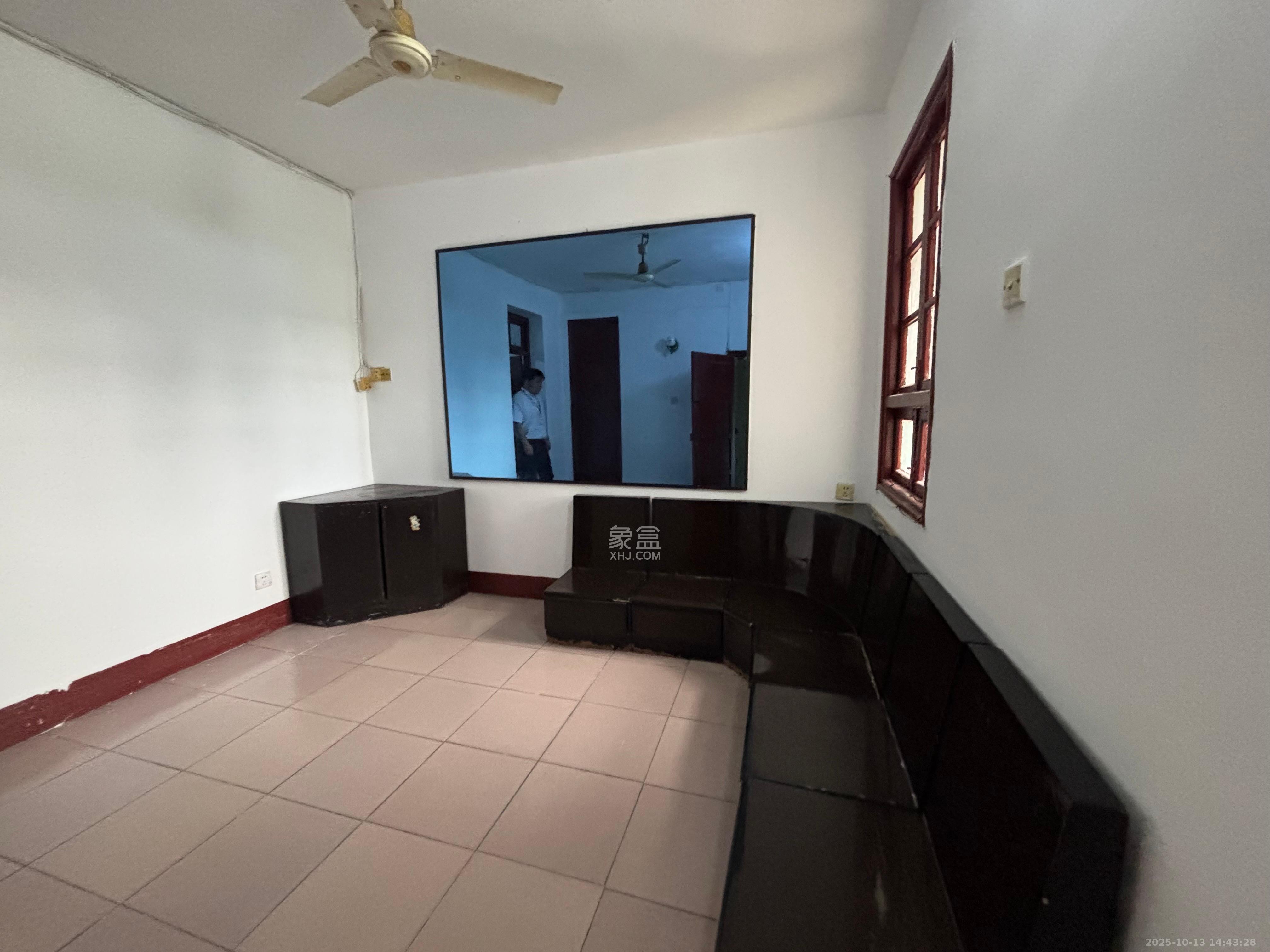 公交园小区(公交新村) 1室1厅1卫 1000.0元/月 公交园小区(公交新村) 1室1厅1卫 1000.0元/月室内图