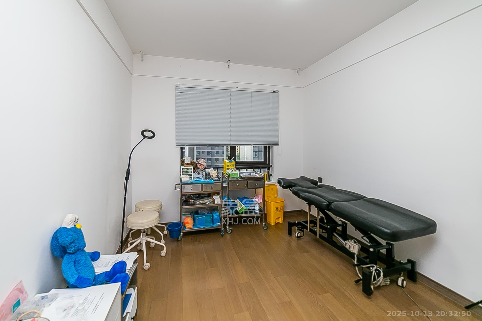 卓越江岸  4室2厅2卫    200.0万卧室