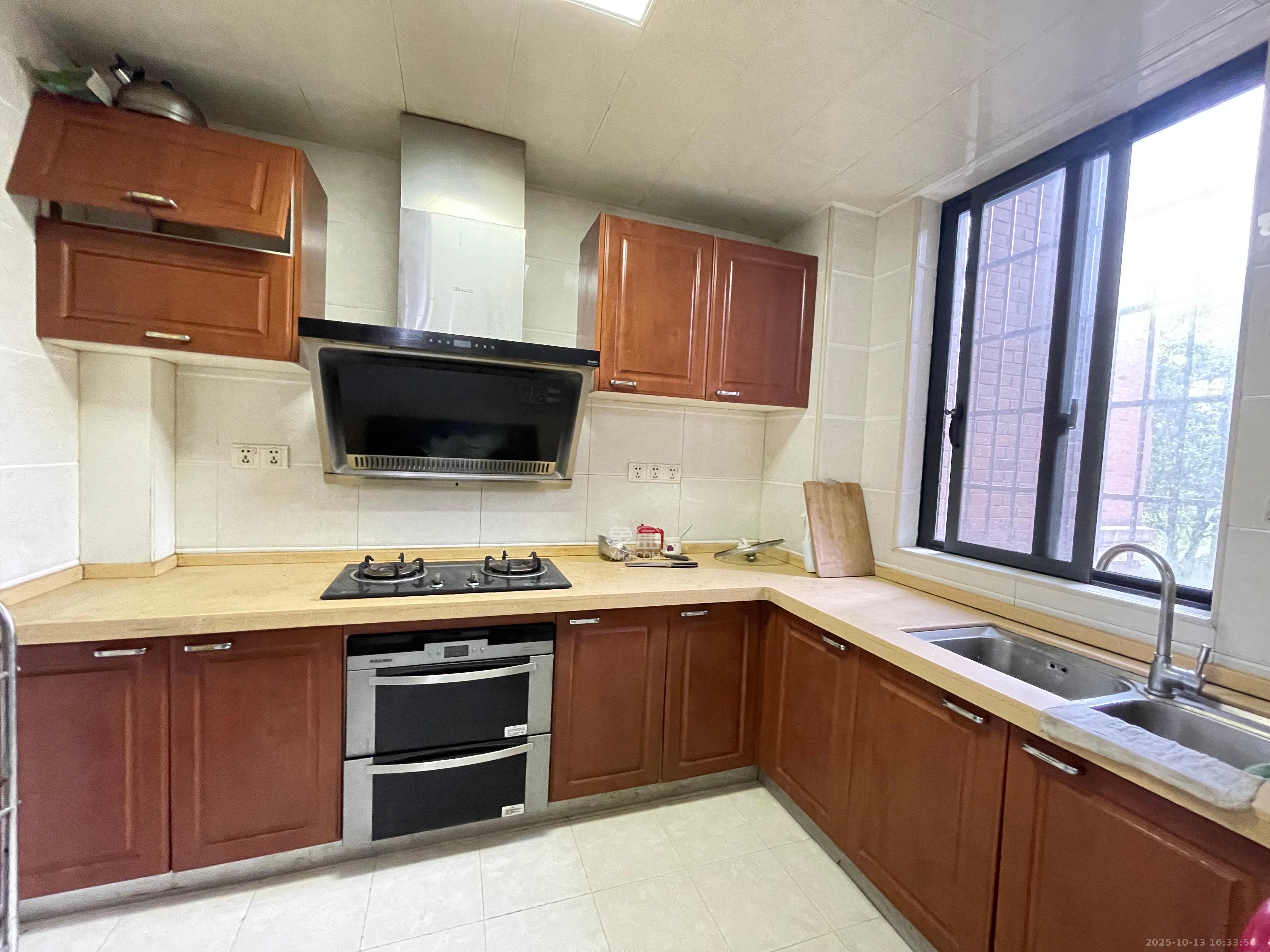 翡翠云天  3室2厅2卫    2000.0元/月室内图