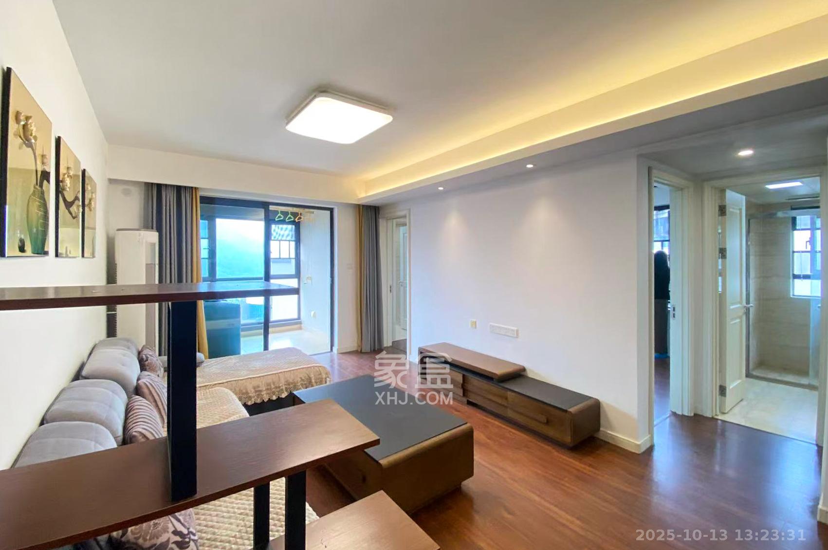 万科里梅溪郡  3室2厅2卫    188.0万客厅