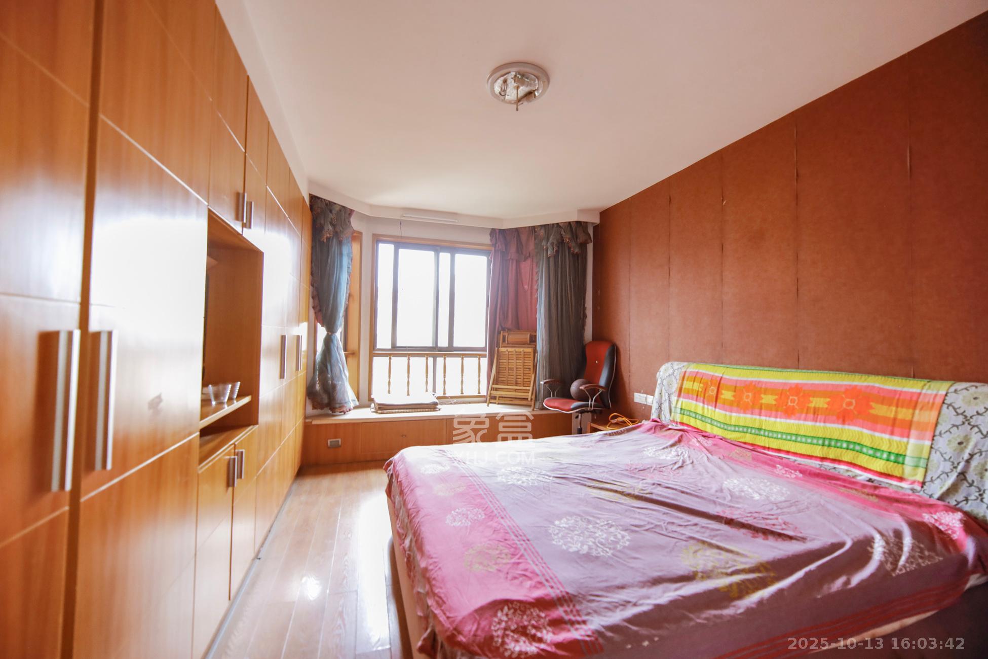 上海城小区  3室1厅2卫    98.0万卧室