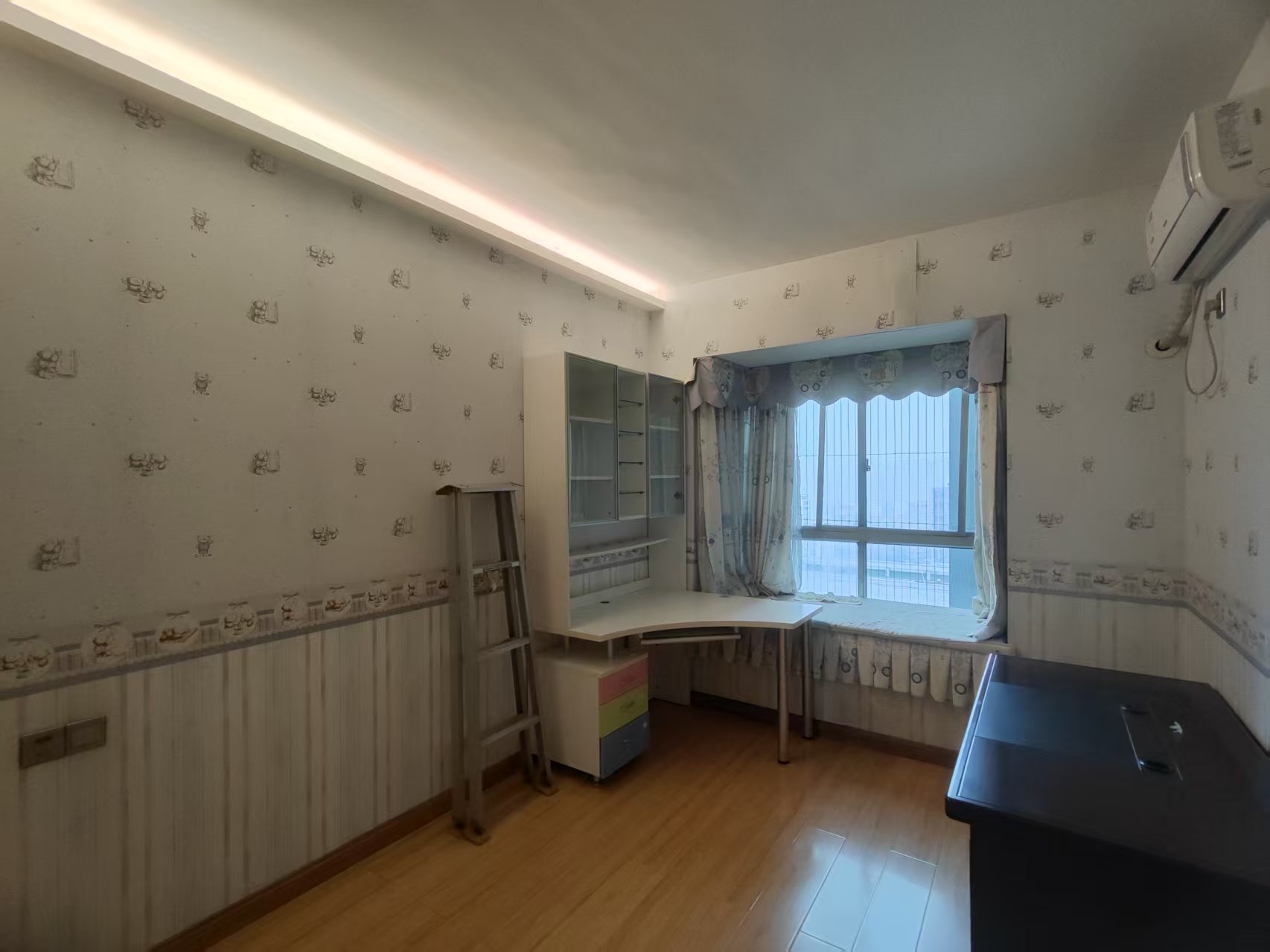 华苑阁  4室2厅2卫    2500.0元/月室内图