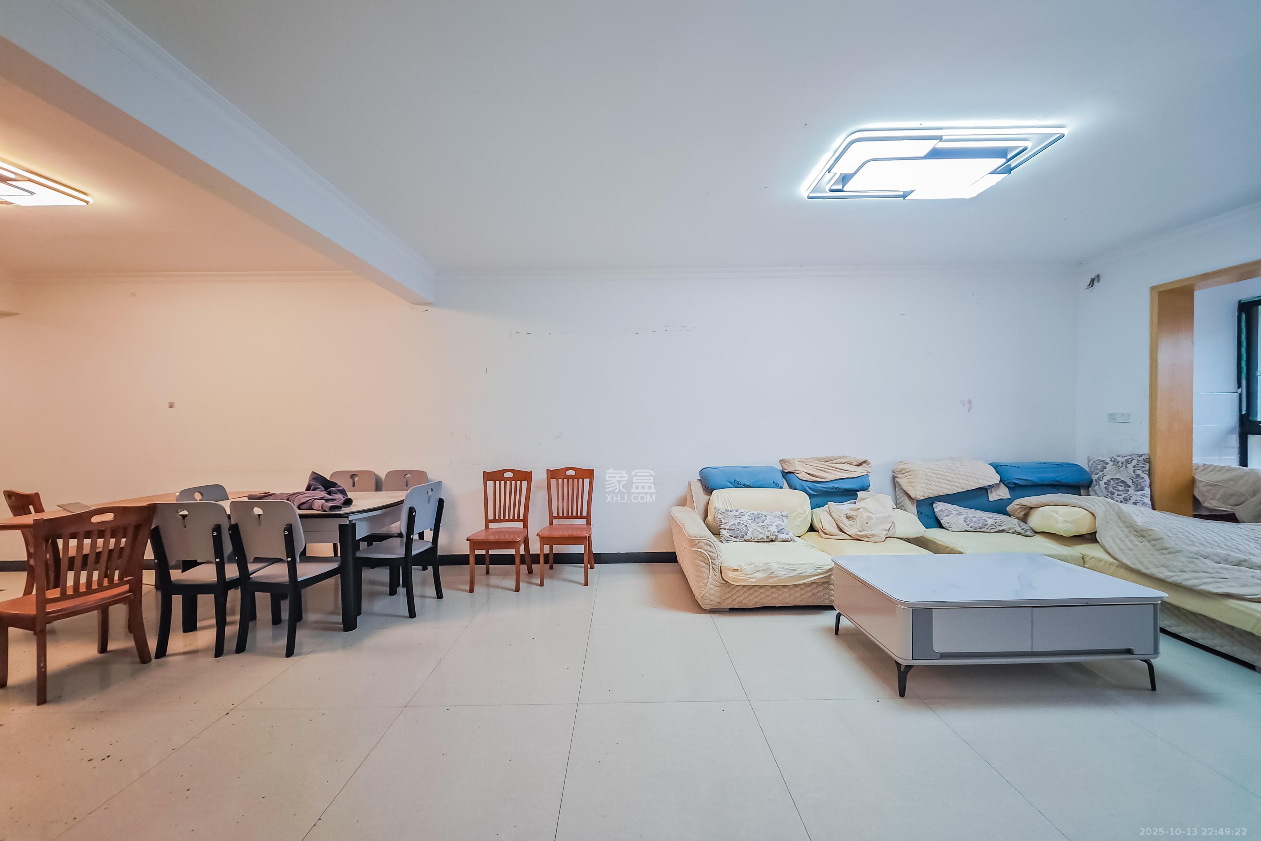 龙吉湾小区(龙瑞尚苑) 3室2厅1卫 79.8万 龙吉湾小区(龙瑞尚苑) 3室2厅1卫 79.8万客厅