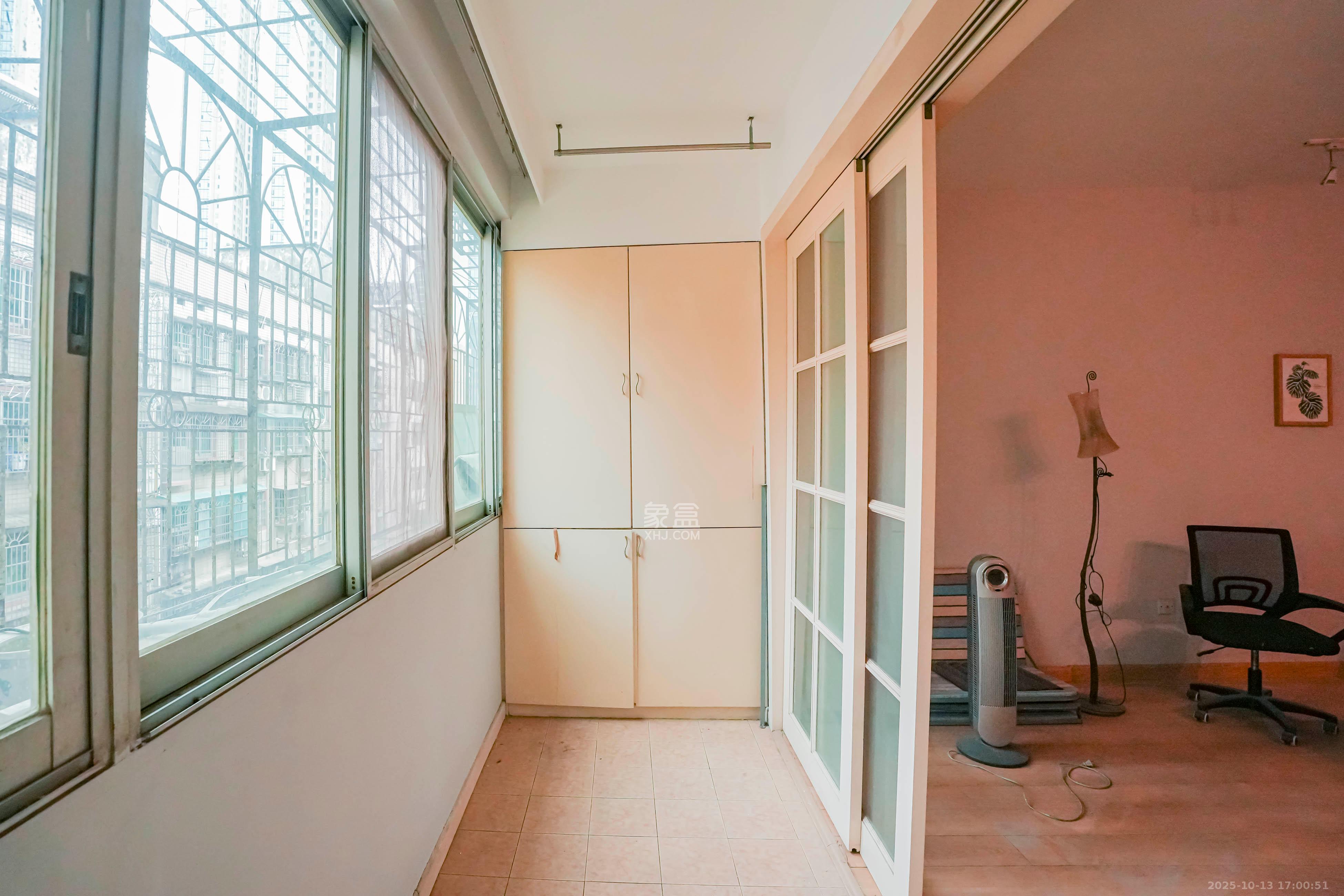 南天花园  1室2厅2卫    88.0万阳台