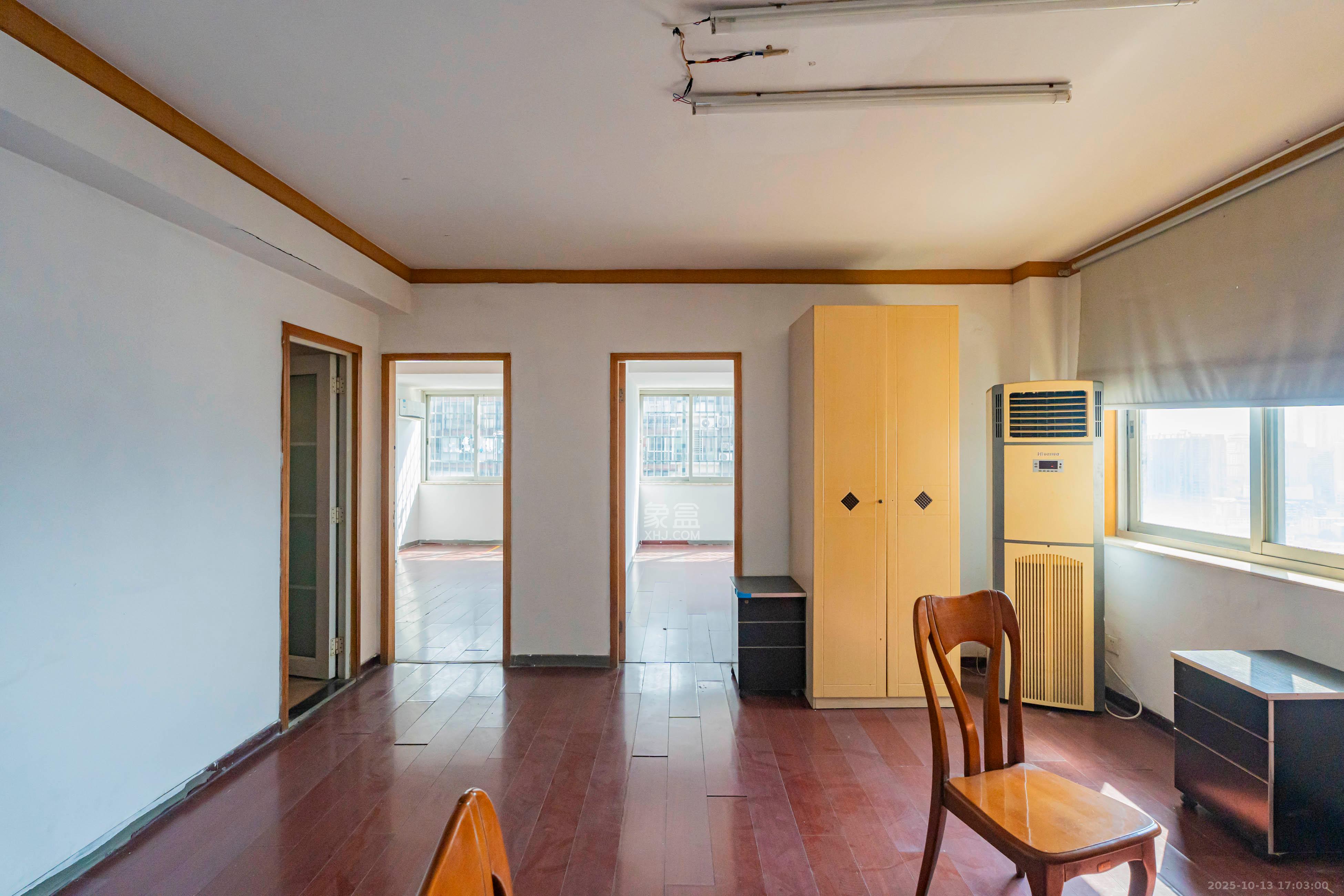 海东青大厦  4室2厅1卫    160.0万 海东青大厦  4室2厅1卫    160.0万客厅