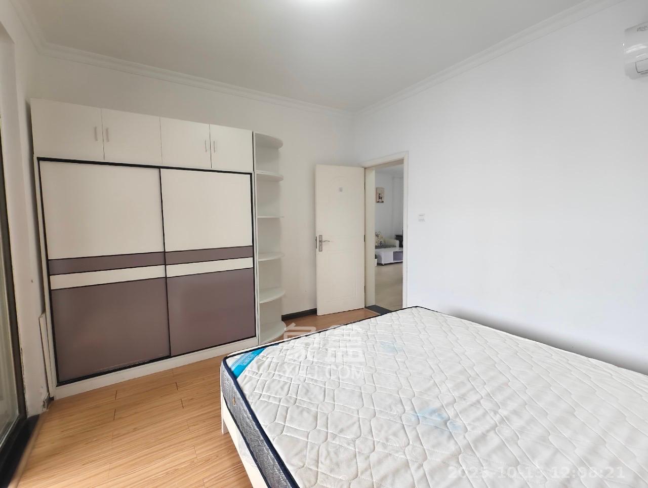 月亮湾草莓街区一、二期  3室2厅1卫    1800.0元/月室内图