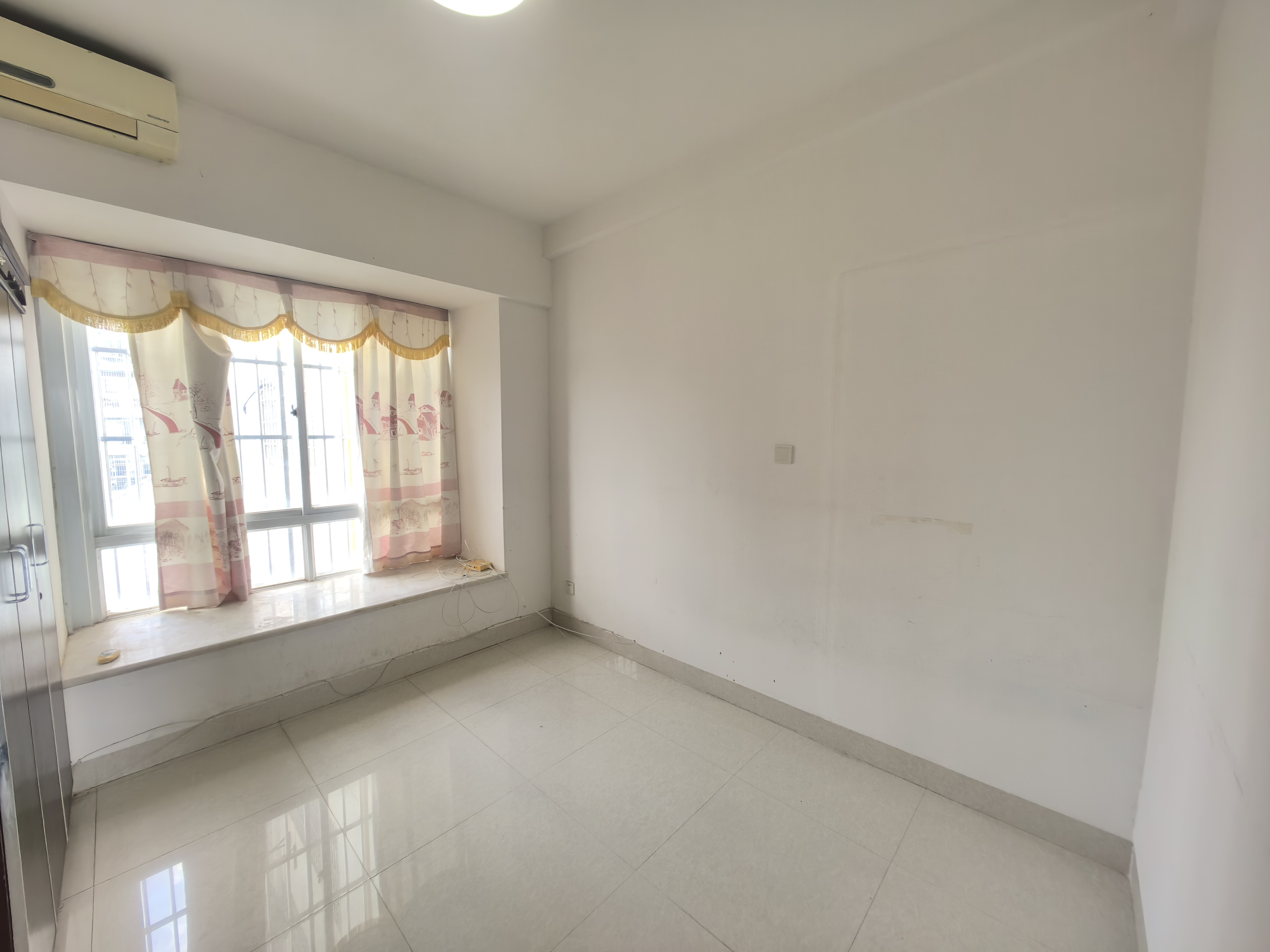 欣雅花园  3室2厅1卫    2700.0元/月室内图