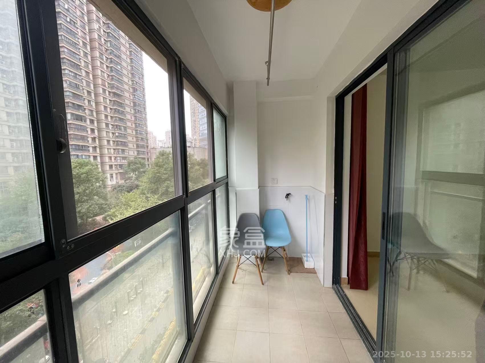 奥克斯广场  2室2厅1卫    2400.0元/月室内图