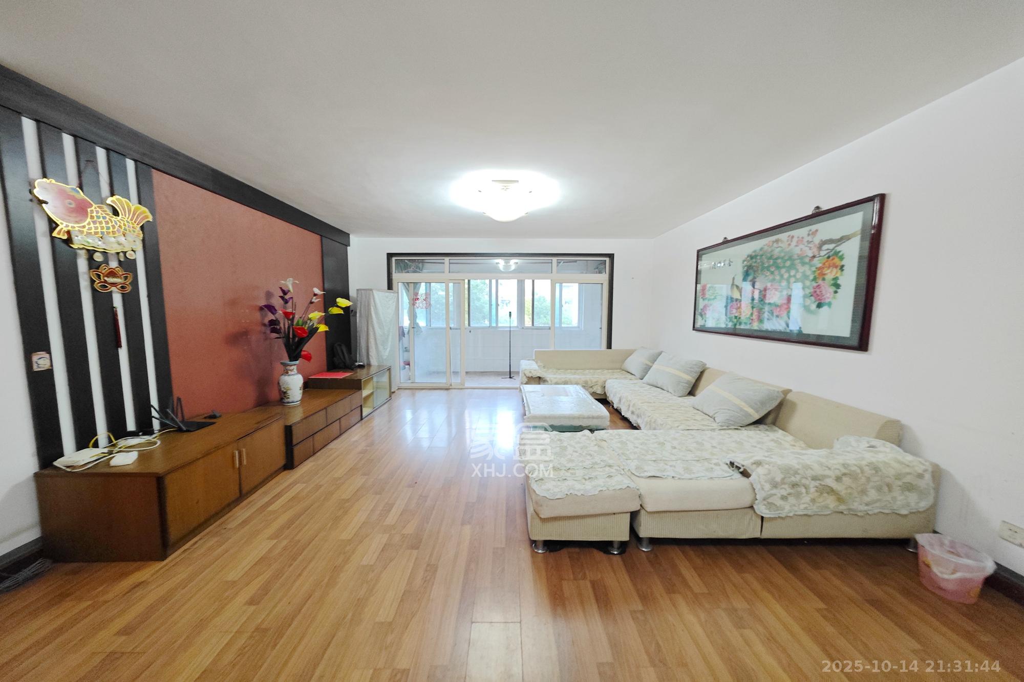 金地社区  3室2厅2卫    85.0万客厅