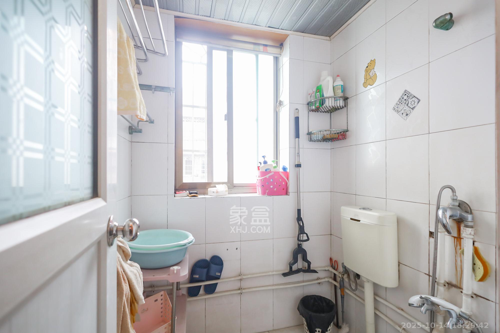 岳麓区交警支队宿舍  3室2厅2卫    130.0万 岳麓区交警支队宿舍  3室2厅2卫    130.0万卫生间