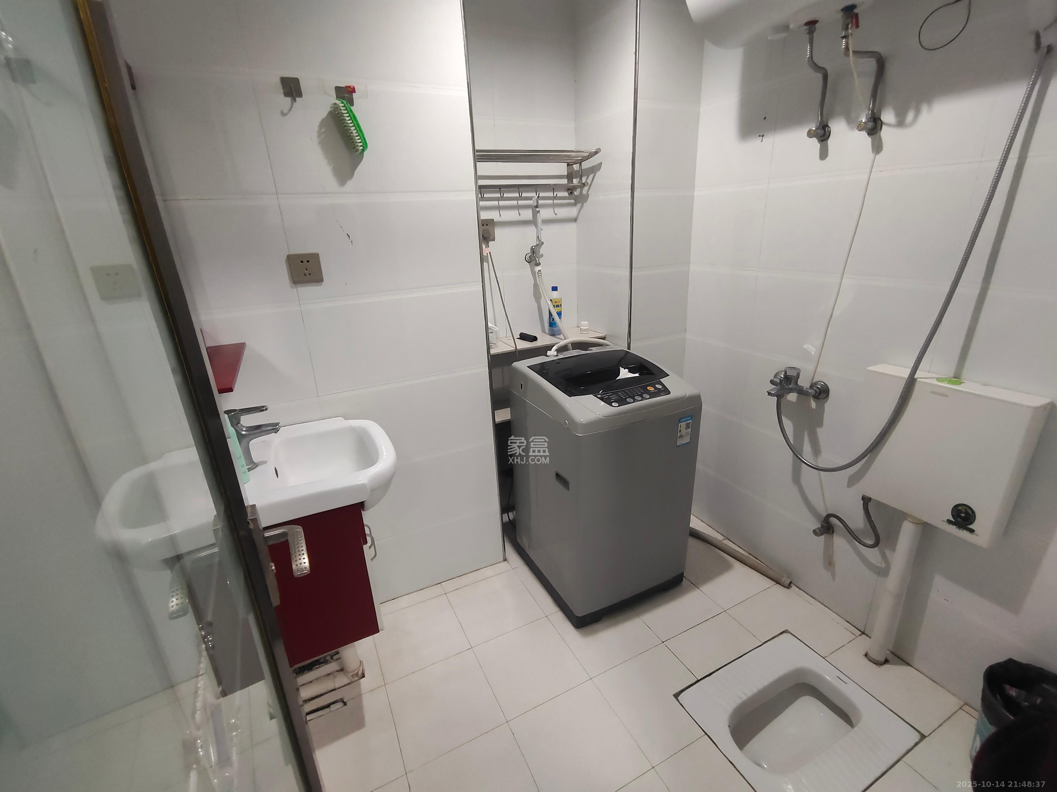 骑龙安置小区  1室1厅1卫    1300.0元/月室内图