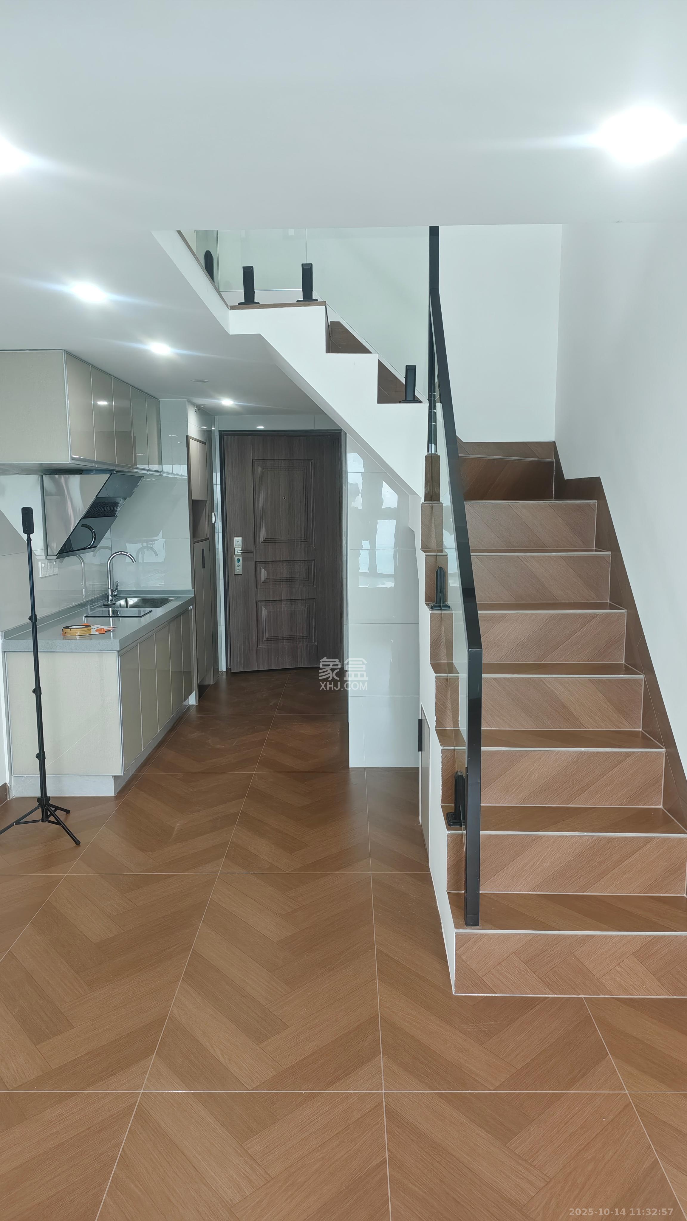 绿地商务广场  2室1厅1卫    1800.0元/月