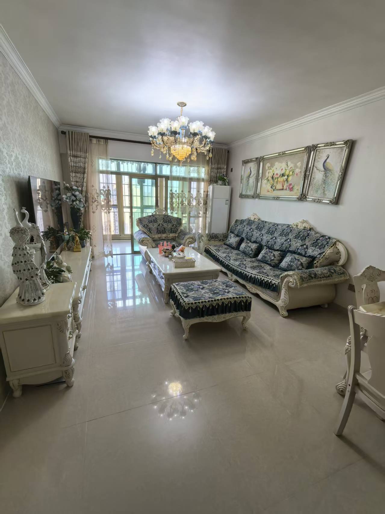 德盛华庭  4室2厅2卫    165.0万客厅