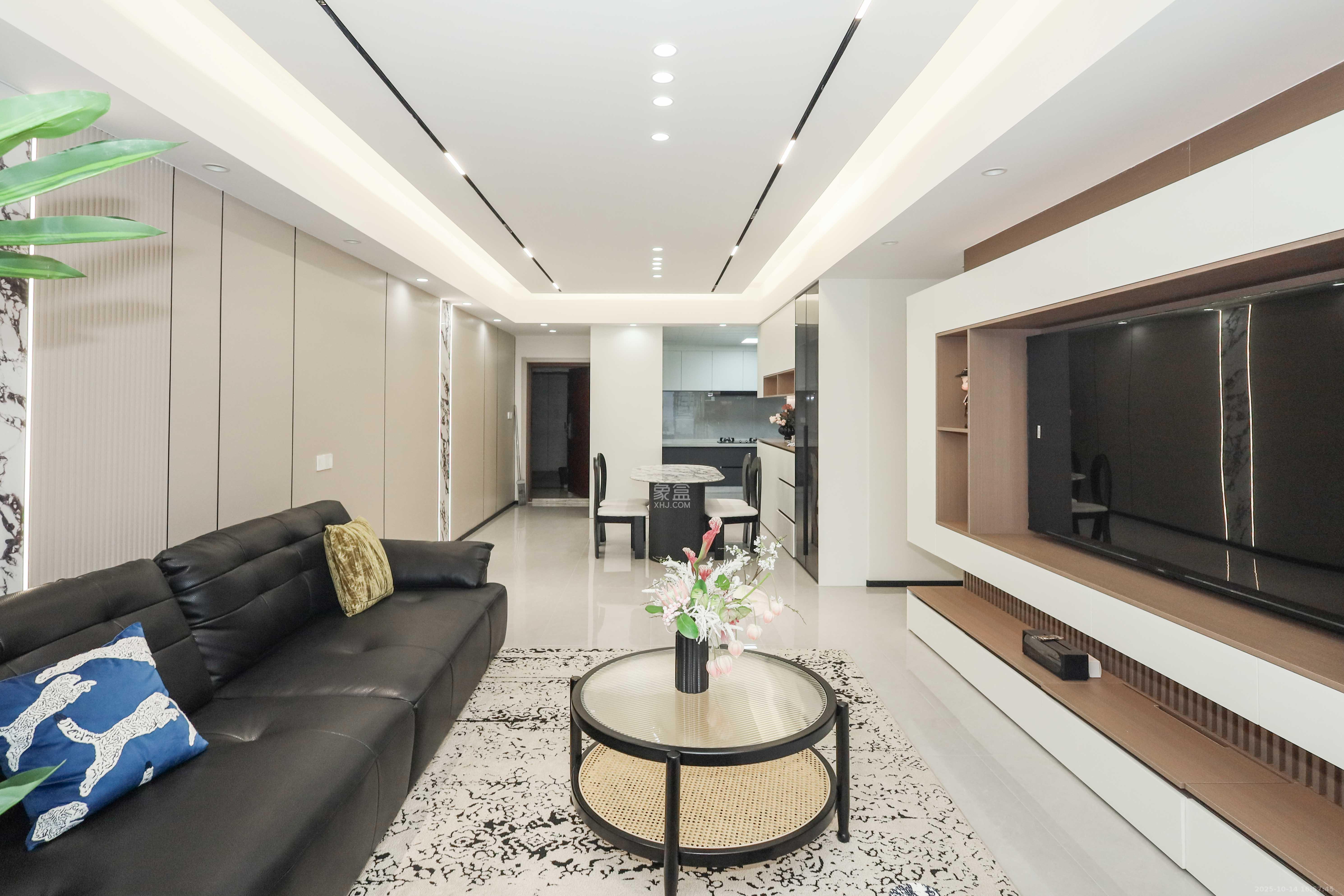 天元涉外景园C区  3室2厅2卫    110.0万客厅