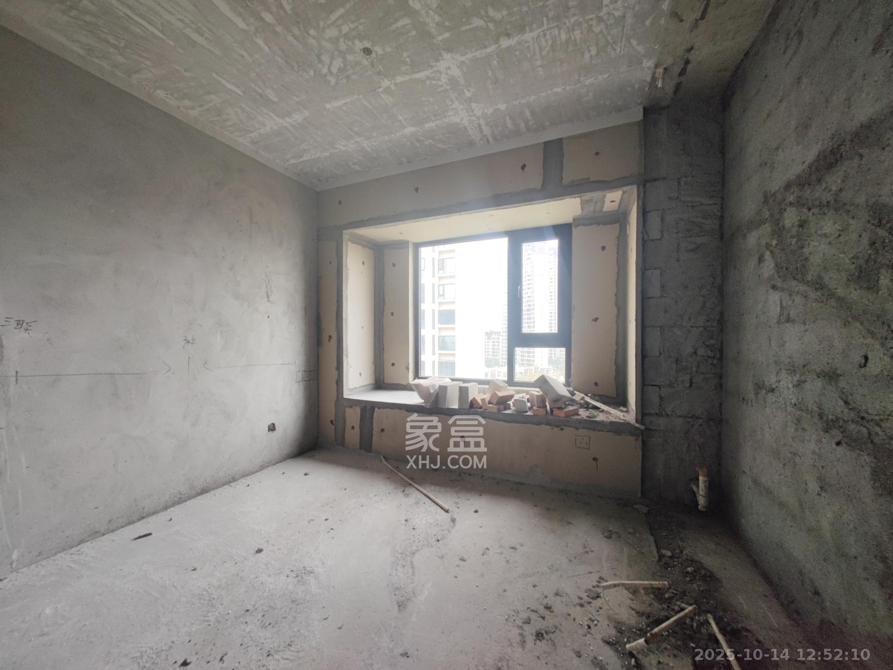 远洋红星天铂一期  4室2厅2卫    140.0万卧室