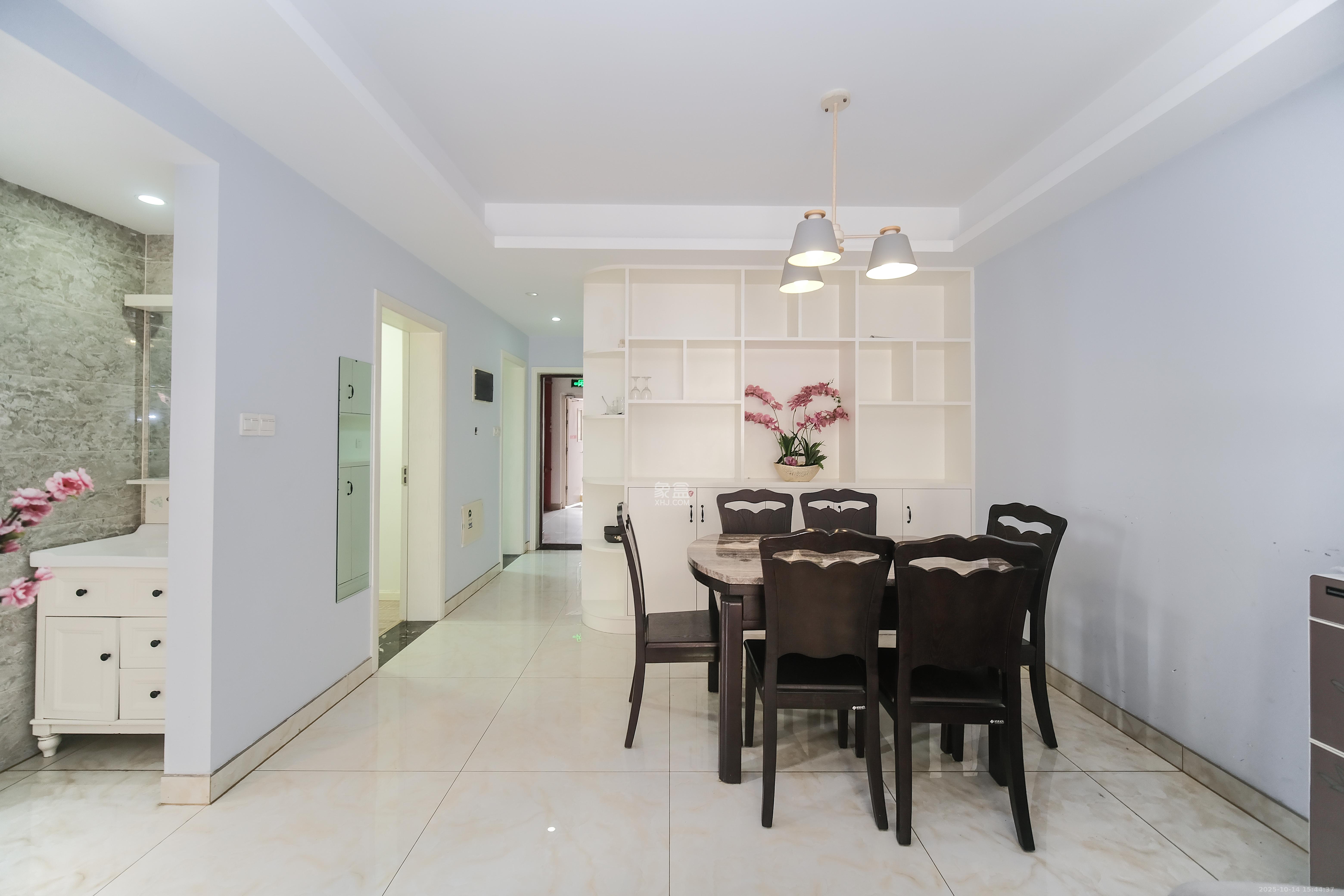 保利香槟国际  3室2厅1卫    66.8万客厅