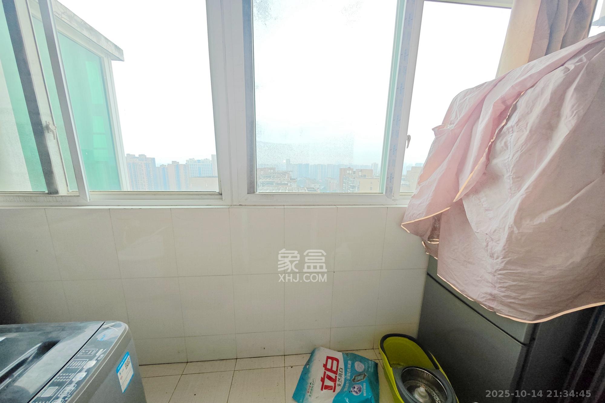 名都花园 3室2厅2卫 95.0万 名都花园 3室2厅2卫 95.0万阳台