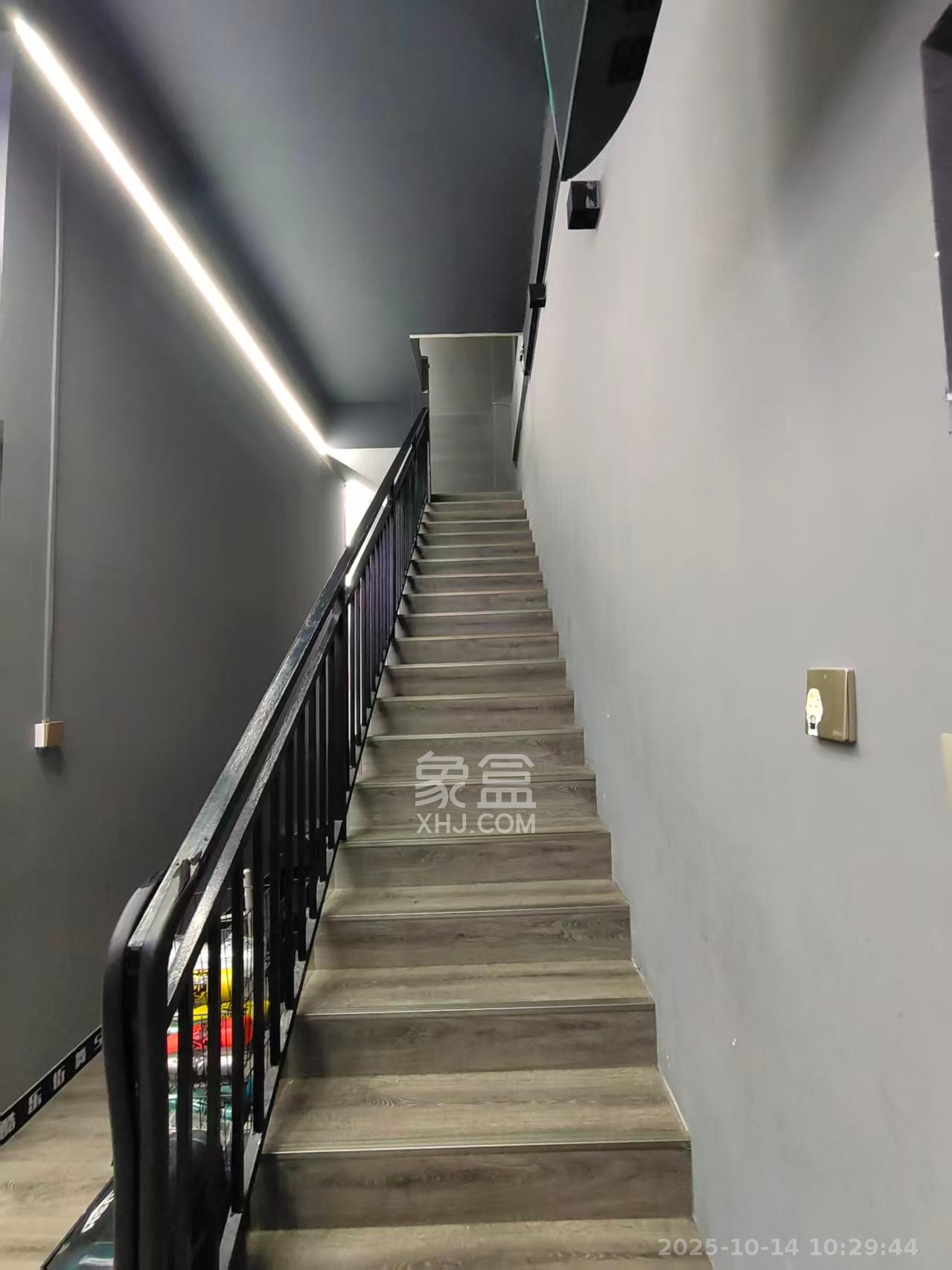 荣盛花语城   130.0㎡      9000.0元/月室内图