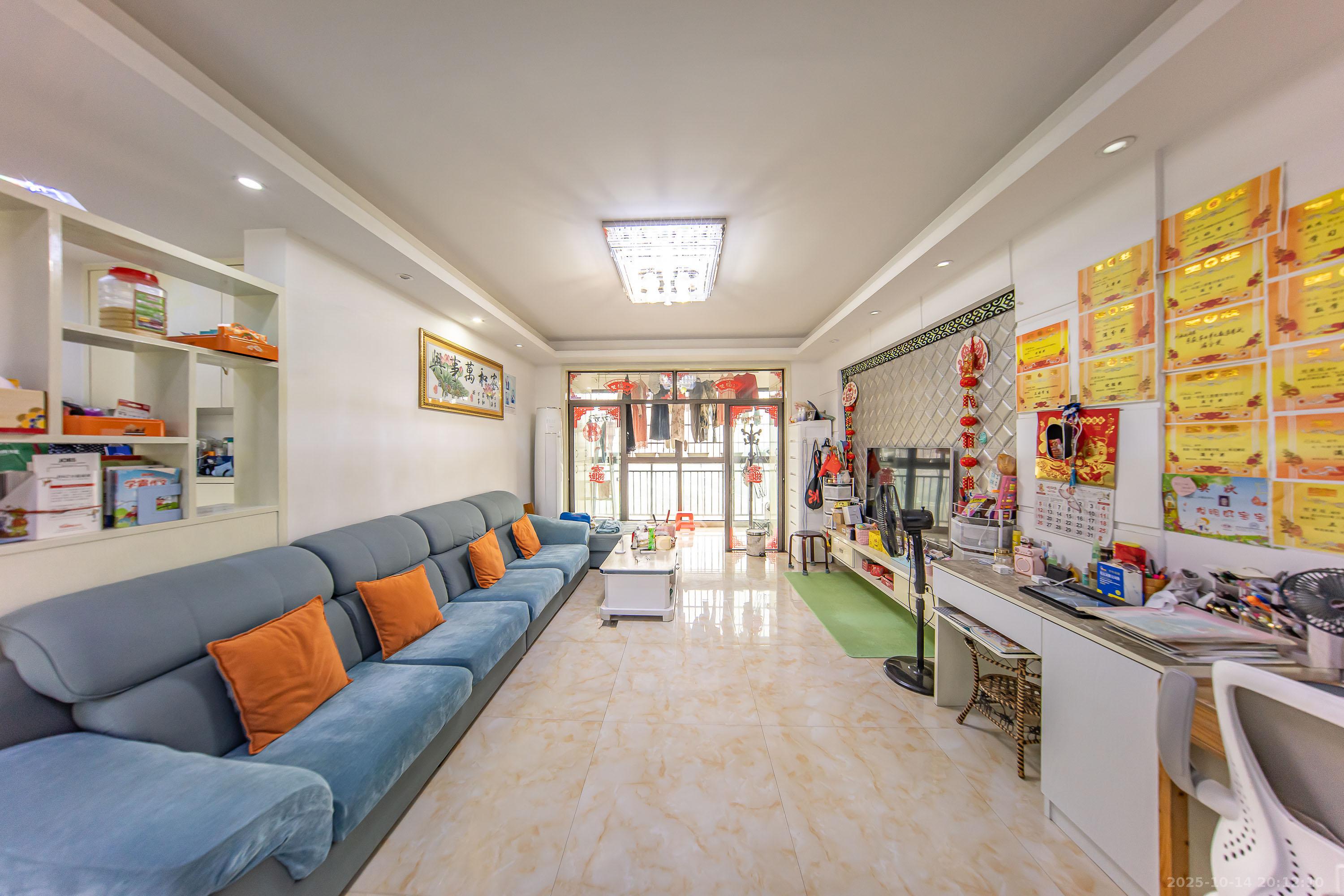 卓越麓山别墅(麓山峰境产权麓山花苑)  3室2厅2卫    70.88万 卓越麓山别墅(麓山峰境产权麓山花苑)  3室2厅2卫    70.88万客厅