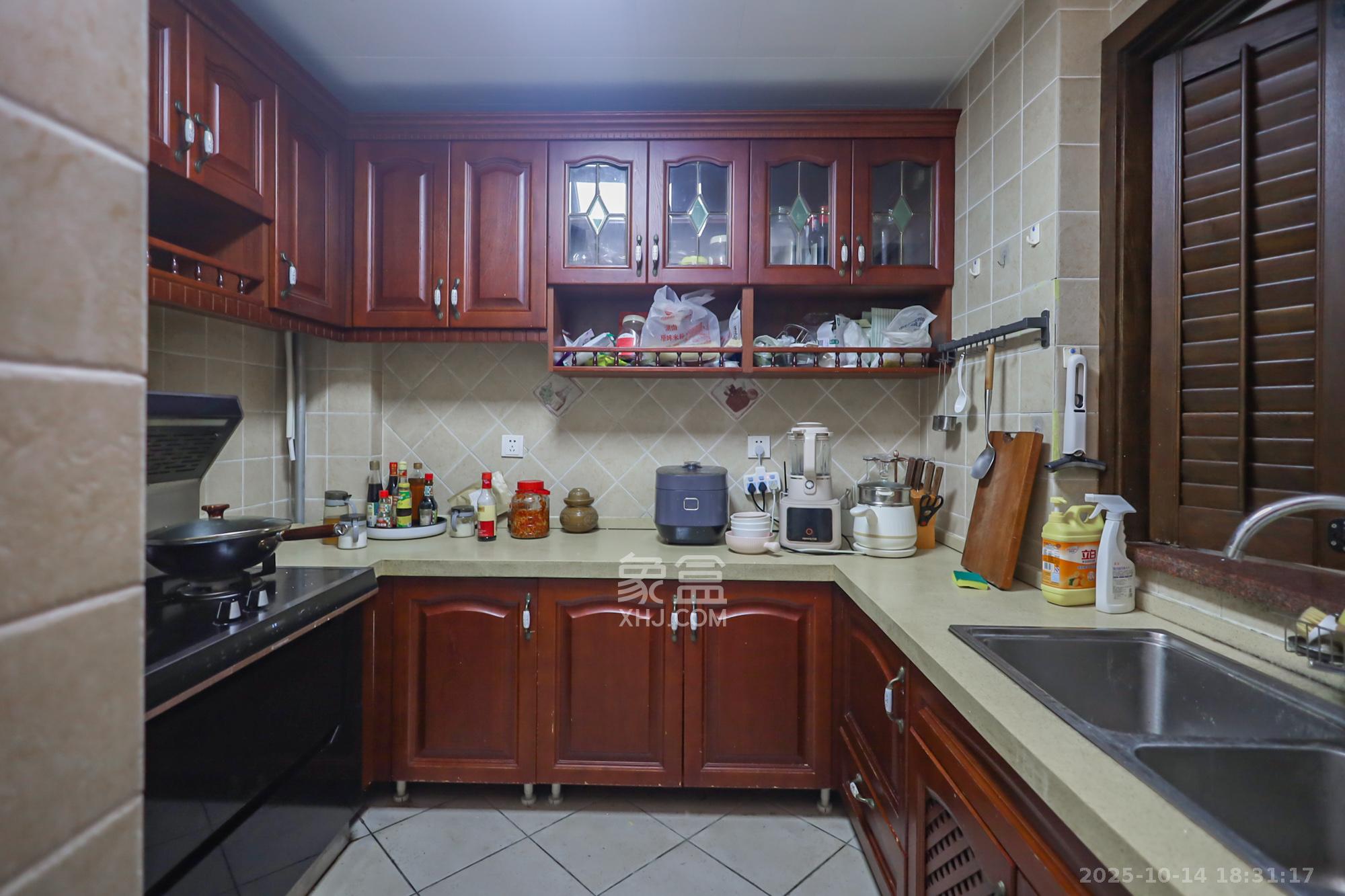 西山汇景一、二期 4室2厅2卫 240.0万 西山汇景一、二期 4室2厅2卫 240.0万厨房