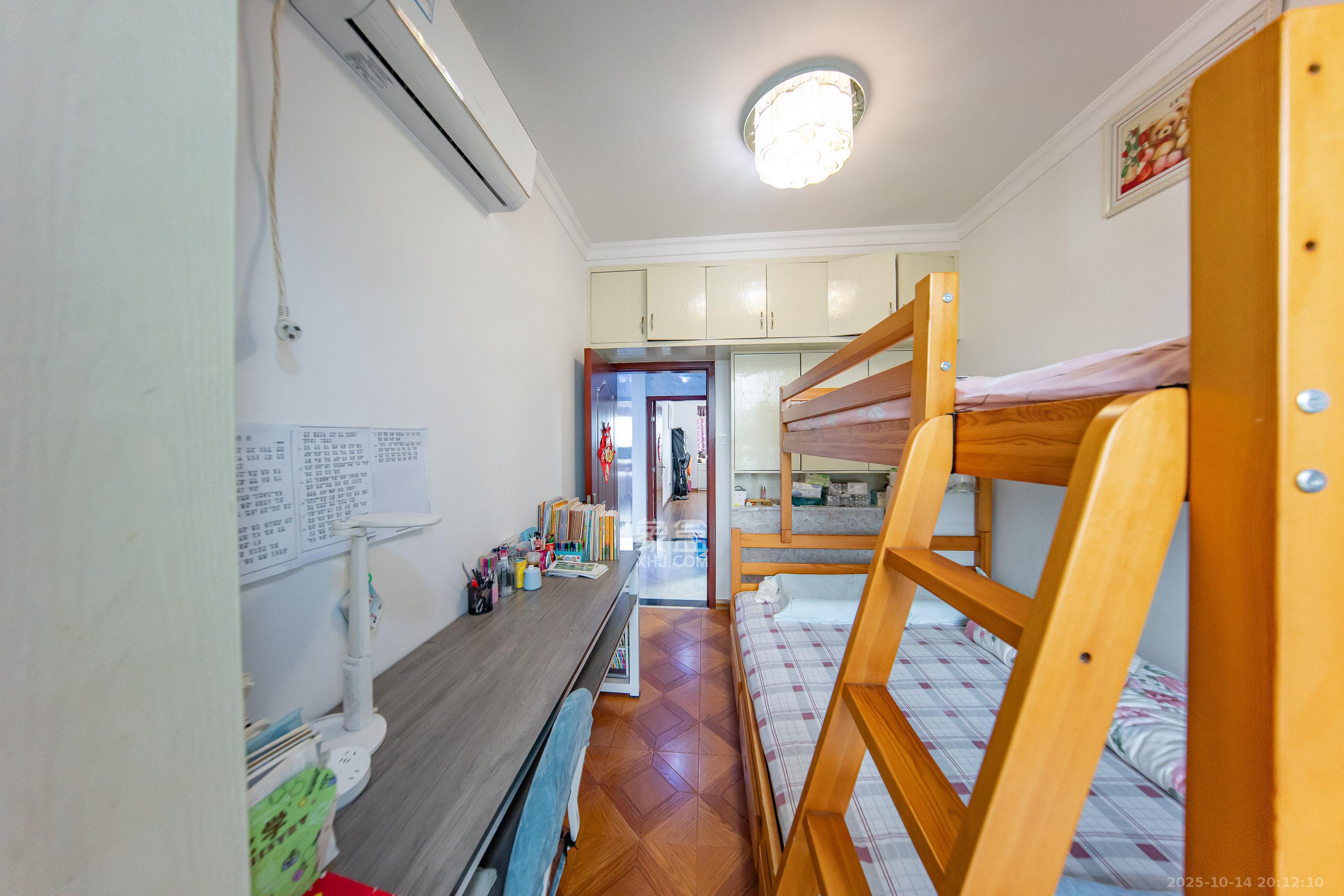 卓越麓山别墅(麓山峰境产权麓山花苑)  3室2厅2卫    70.88万 卓越麓山别墅(麓山峰境产权麓山花苑)  3室2厅2卫    70.88万卧室