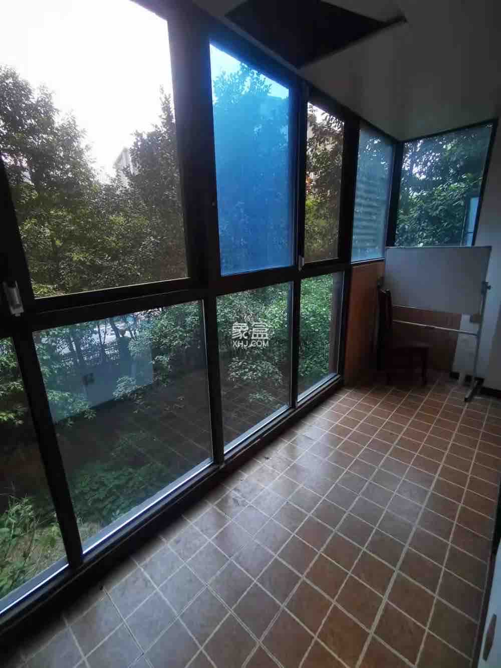 锦冠花园  4室2厅2卫    2500.0元/月