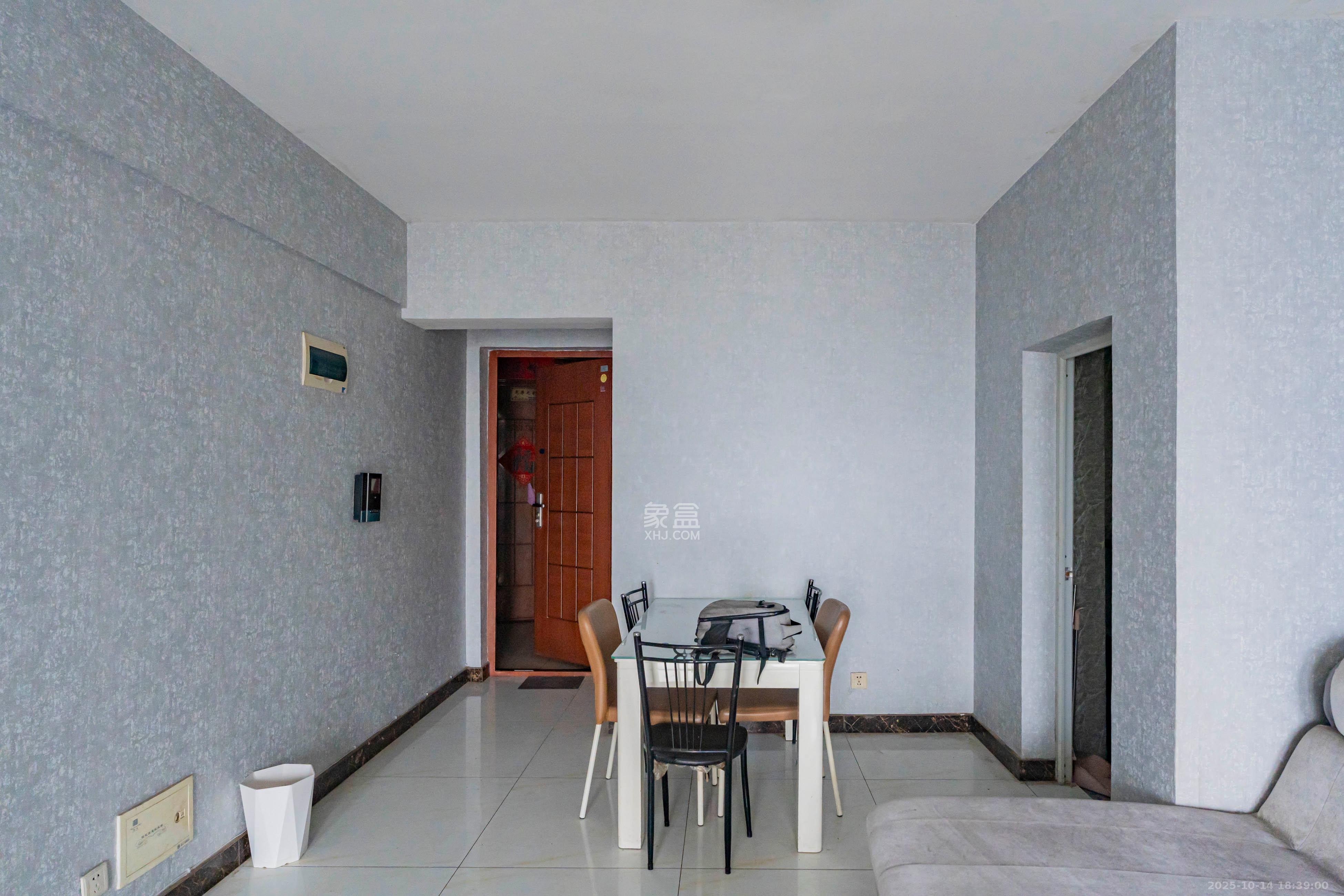 金土地第一湾  2室2厅1卫    70.0万客厅