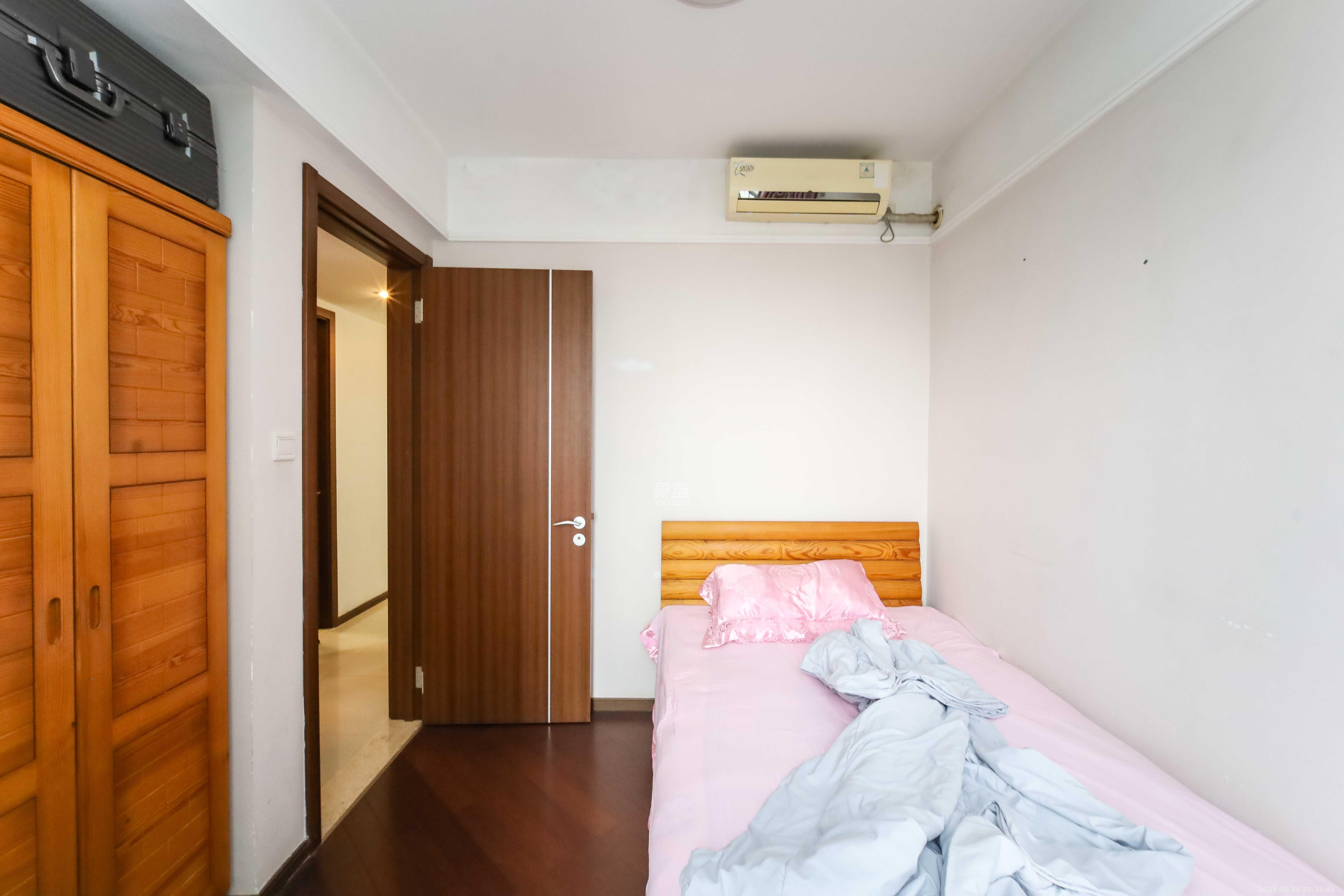 万科金域蓝湾  3室2厅1卫    85.0万卧室