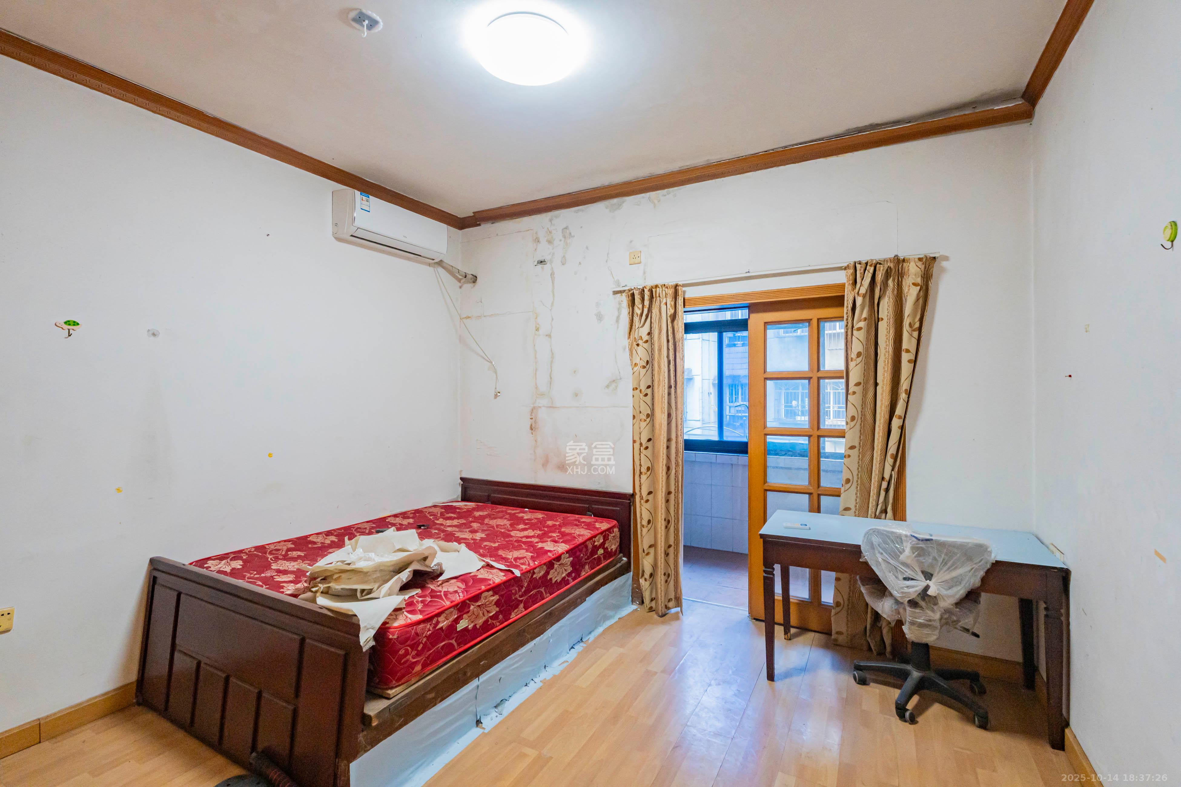 东风二村社区房  3室1厅1卫    72.0万卧室