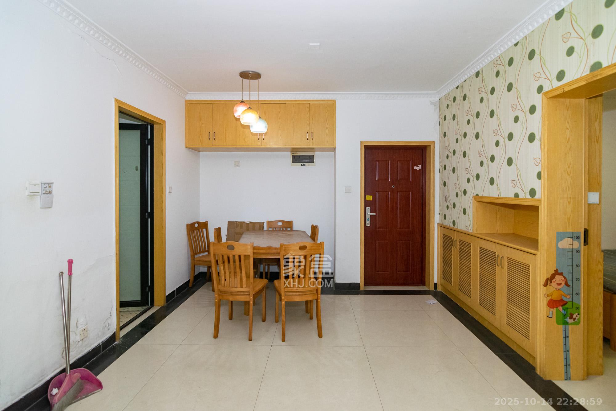 新城国际花都  2室2厅1卫    42.0万客厅