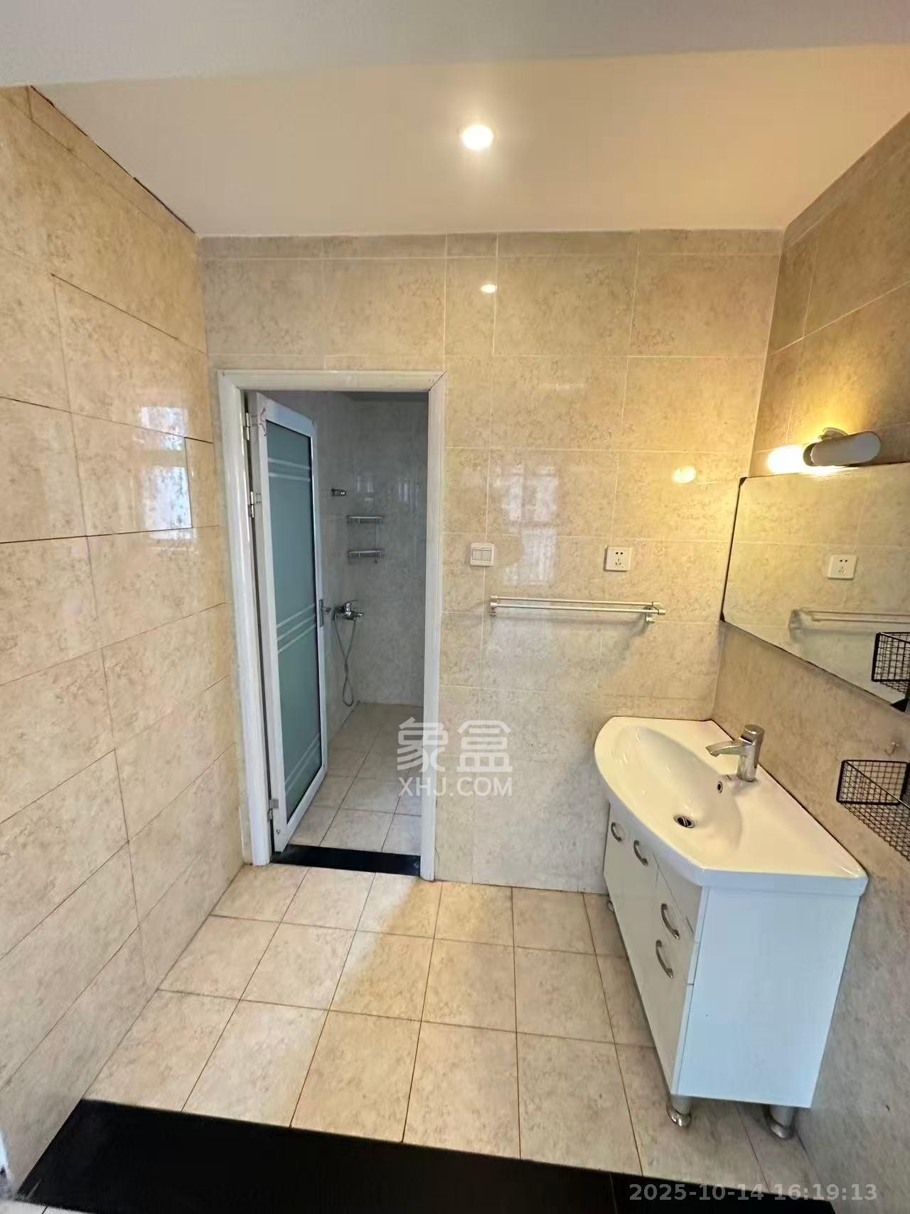 米兰春天  1室2厅1卫    1700.0元/月室内图