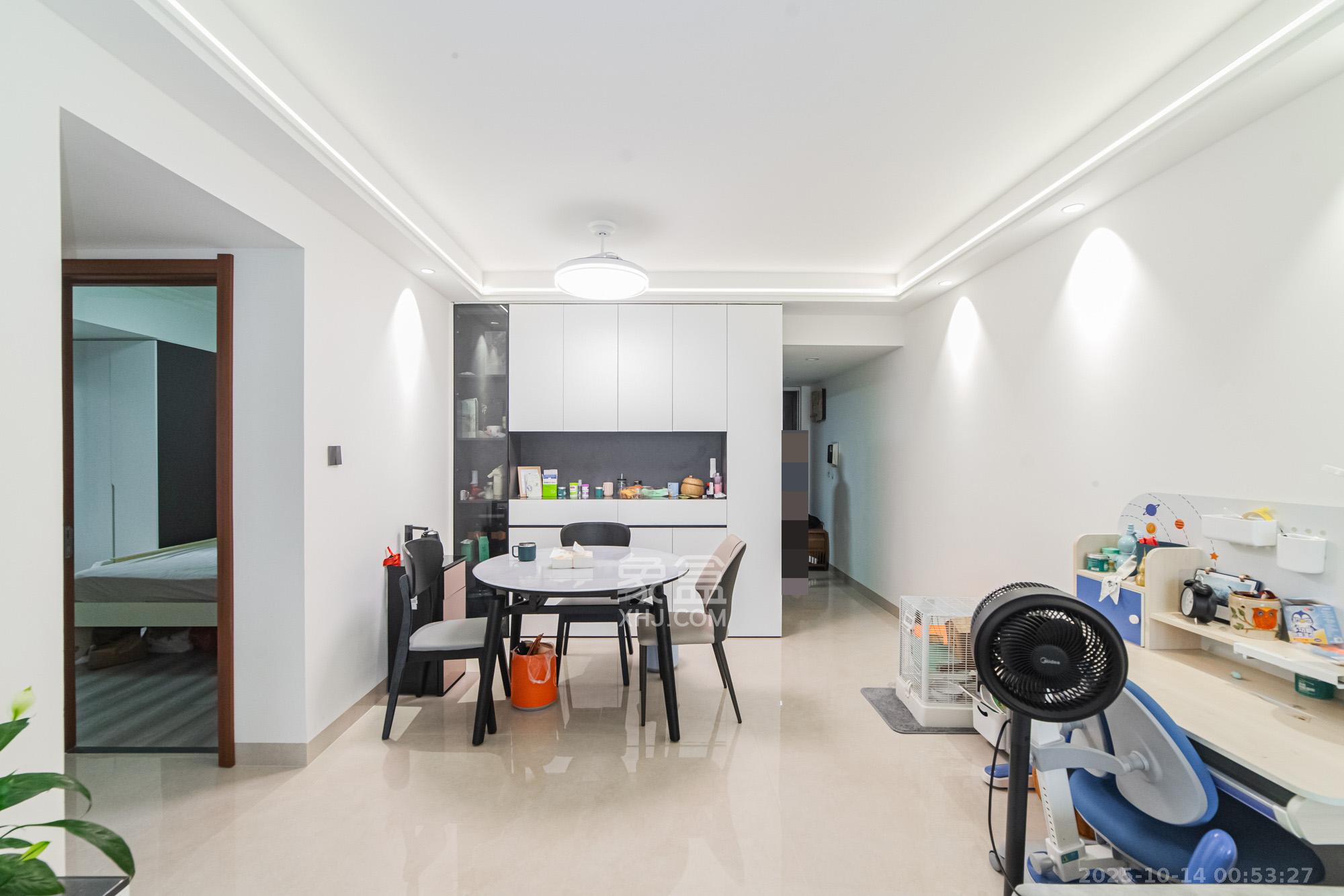 万科城 2室2厅1卫 85.0万 万科城 2室2厅1卫 85.0万客厅