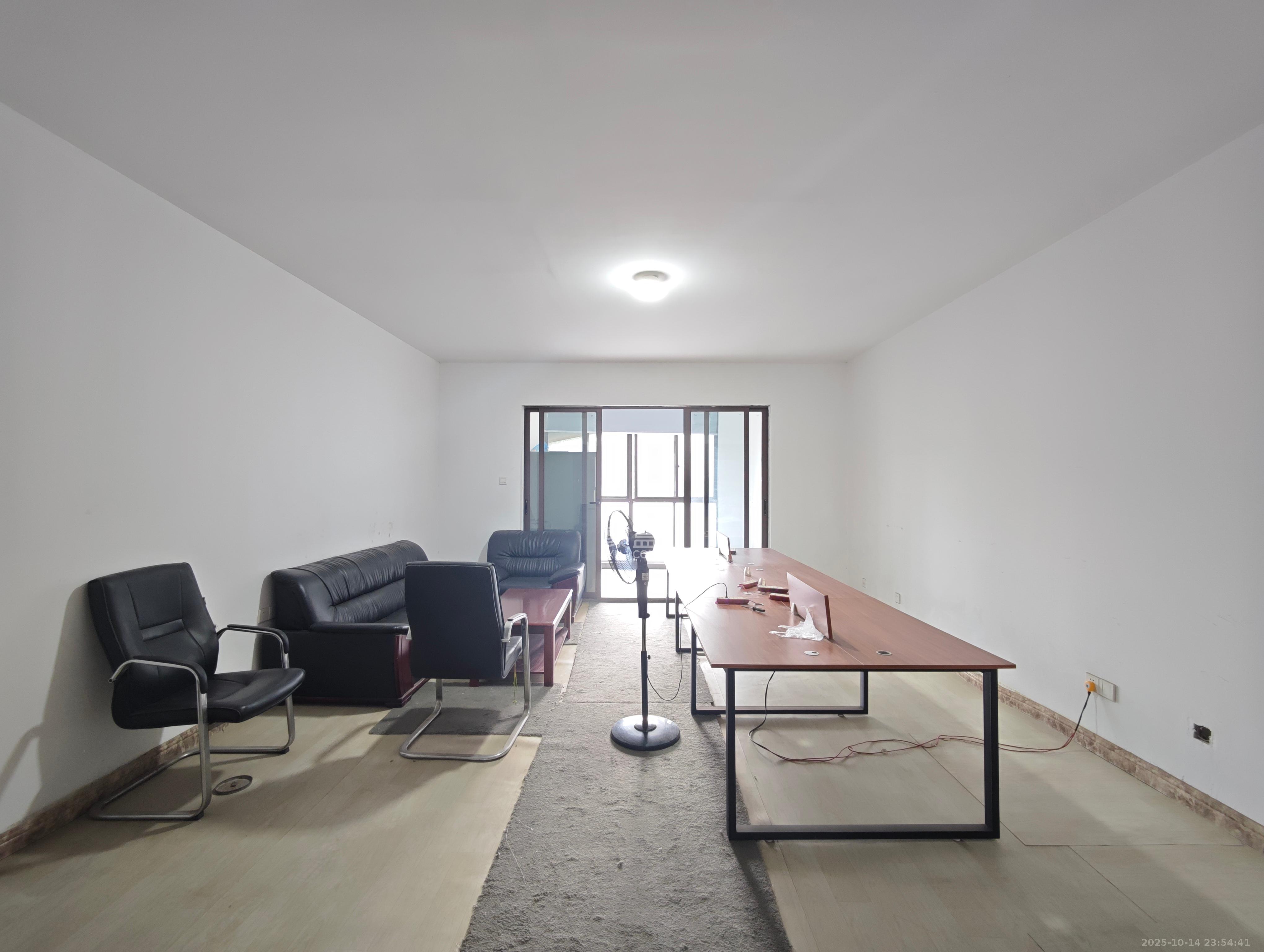 芙佳花园 5室2厅2卫 175.0万 芙佳花园 5室2厅2卫 175.0万客厅