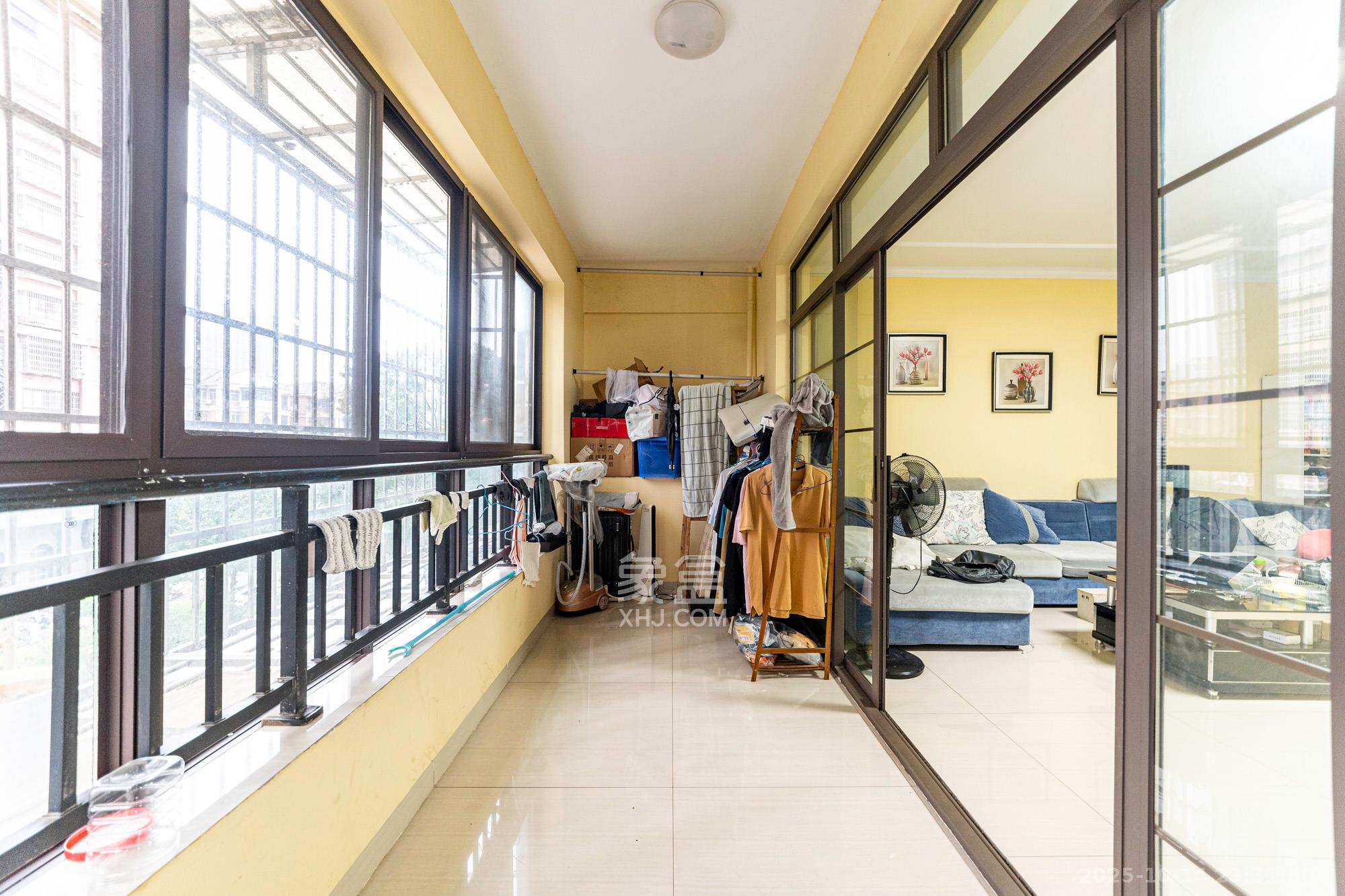 好望谷  4室2厅2卫    89.9万阳台