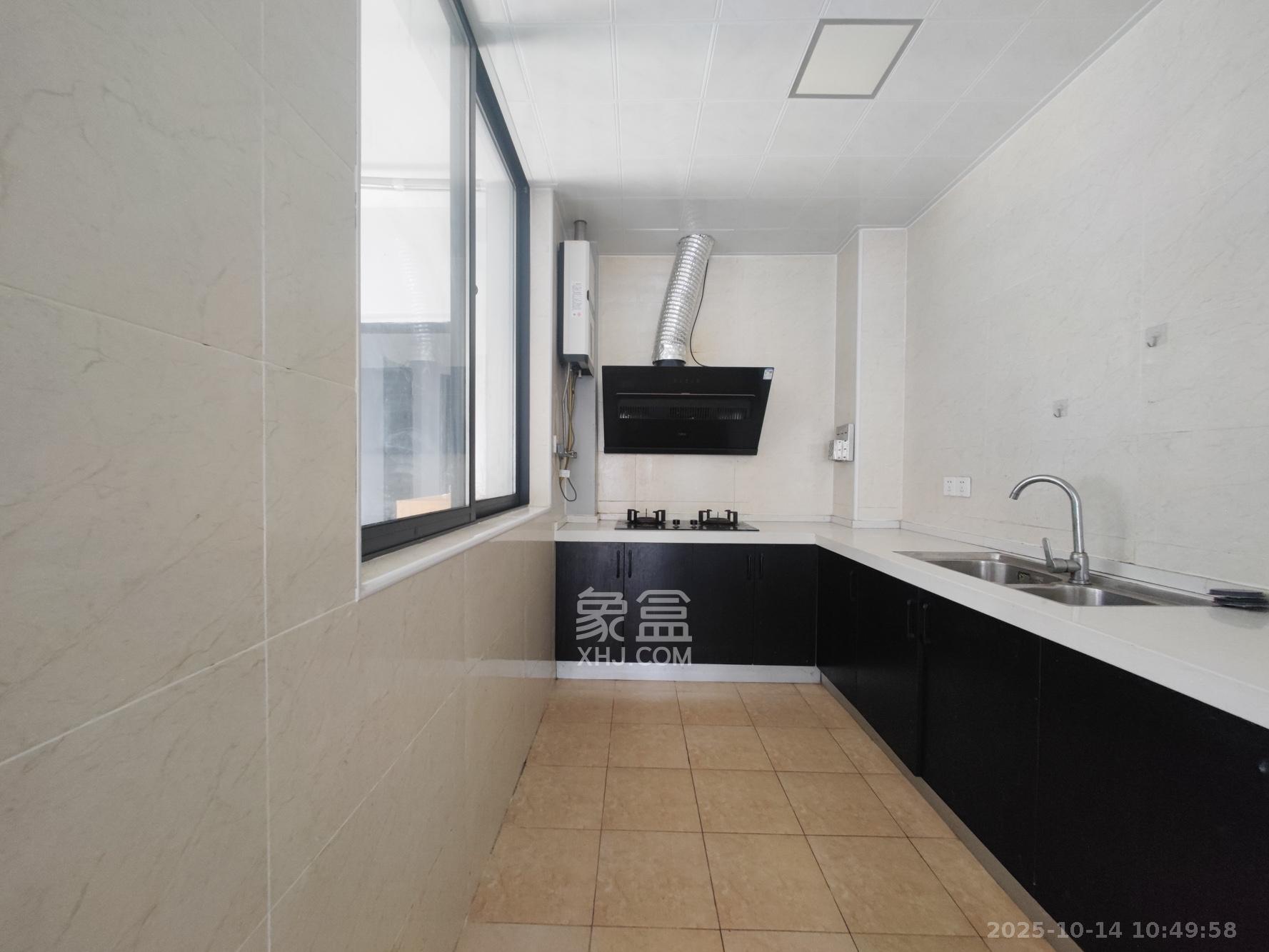 西湖鸿运佳苑  3室2厅2卫    70.0万厨房