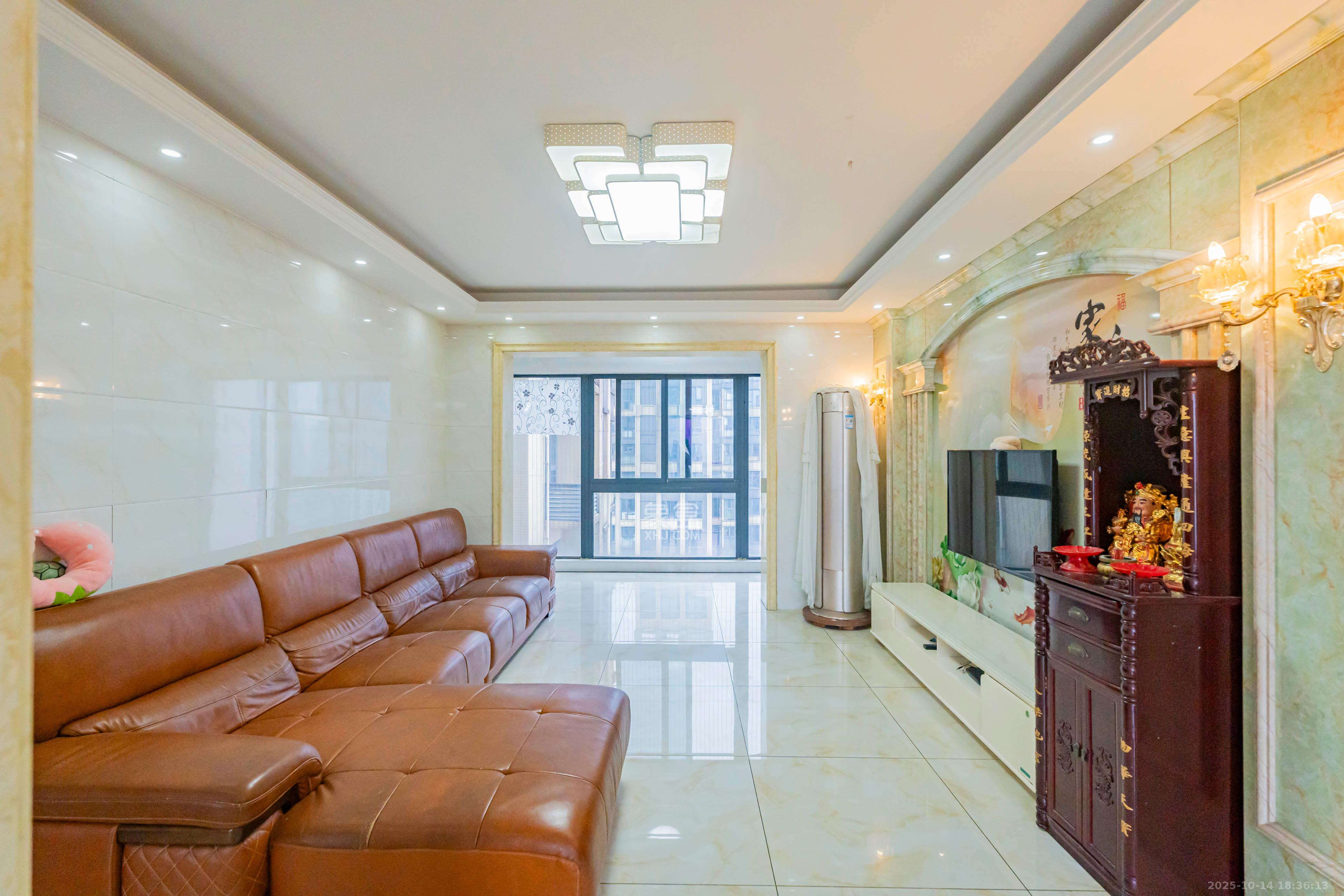 天健壹平方英里(天健芙蓉盛世二期) 4室2厅2卫 200.0万 天健壹平方英里(天健芙蓉盛世二期) 4室2厅2卫 200.0万客厅