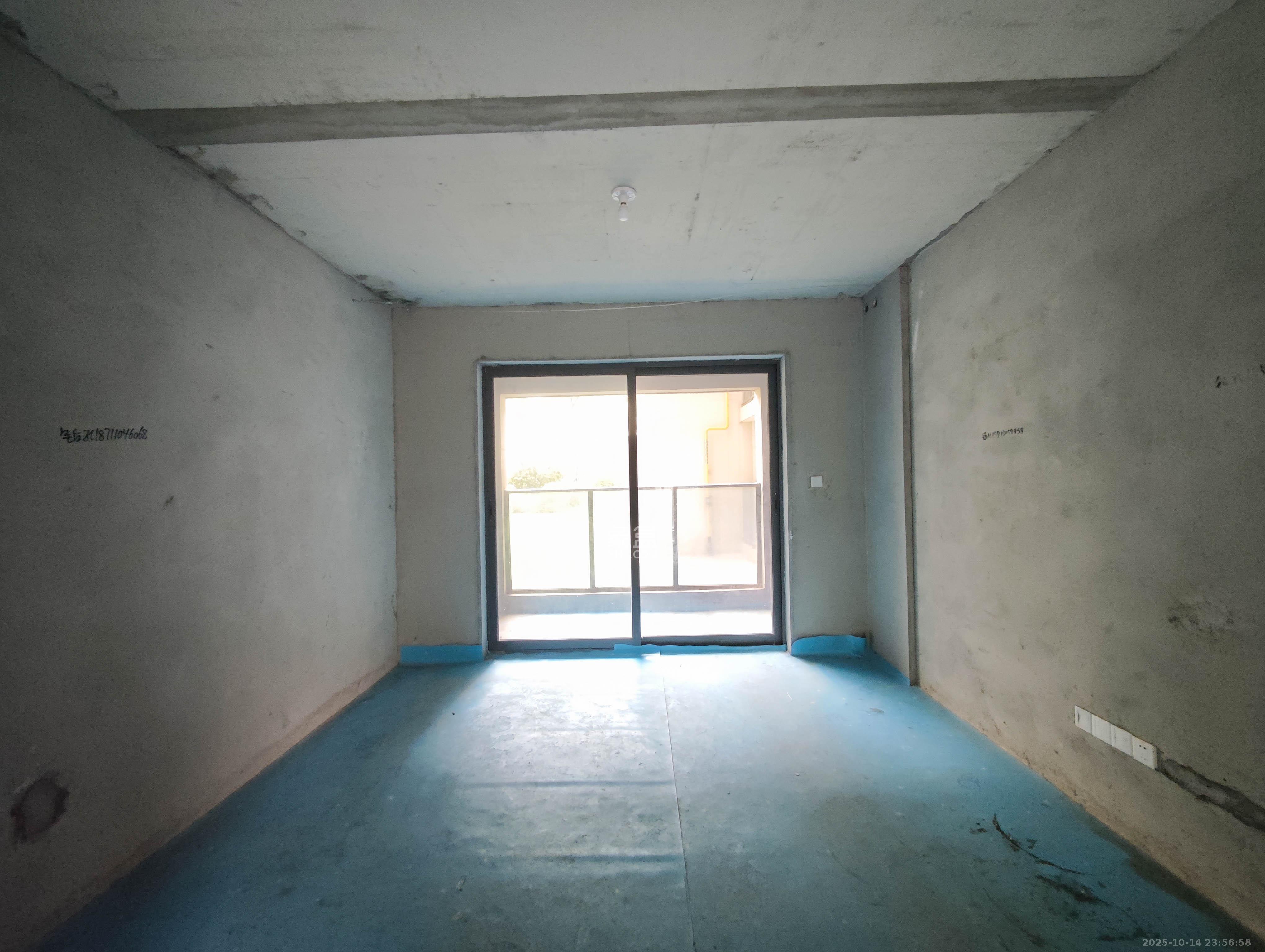 新城明昱东方  3室2厅2卫    75.0万客厅