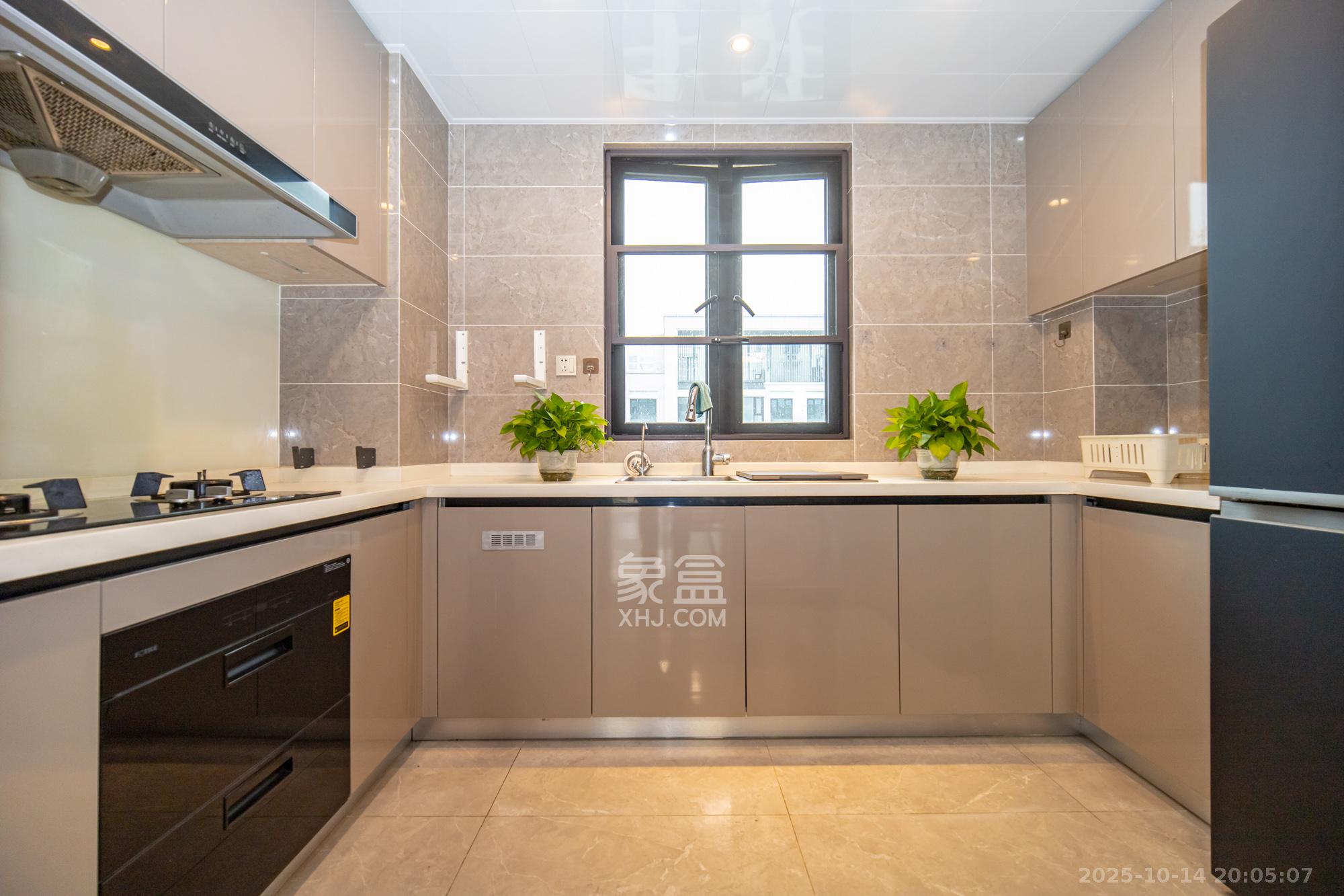 东原麓印长江E区  4室2厅2卫    158.0万 东原麓印长江E区  4室2厅2卫    158.0万厨房