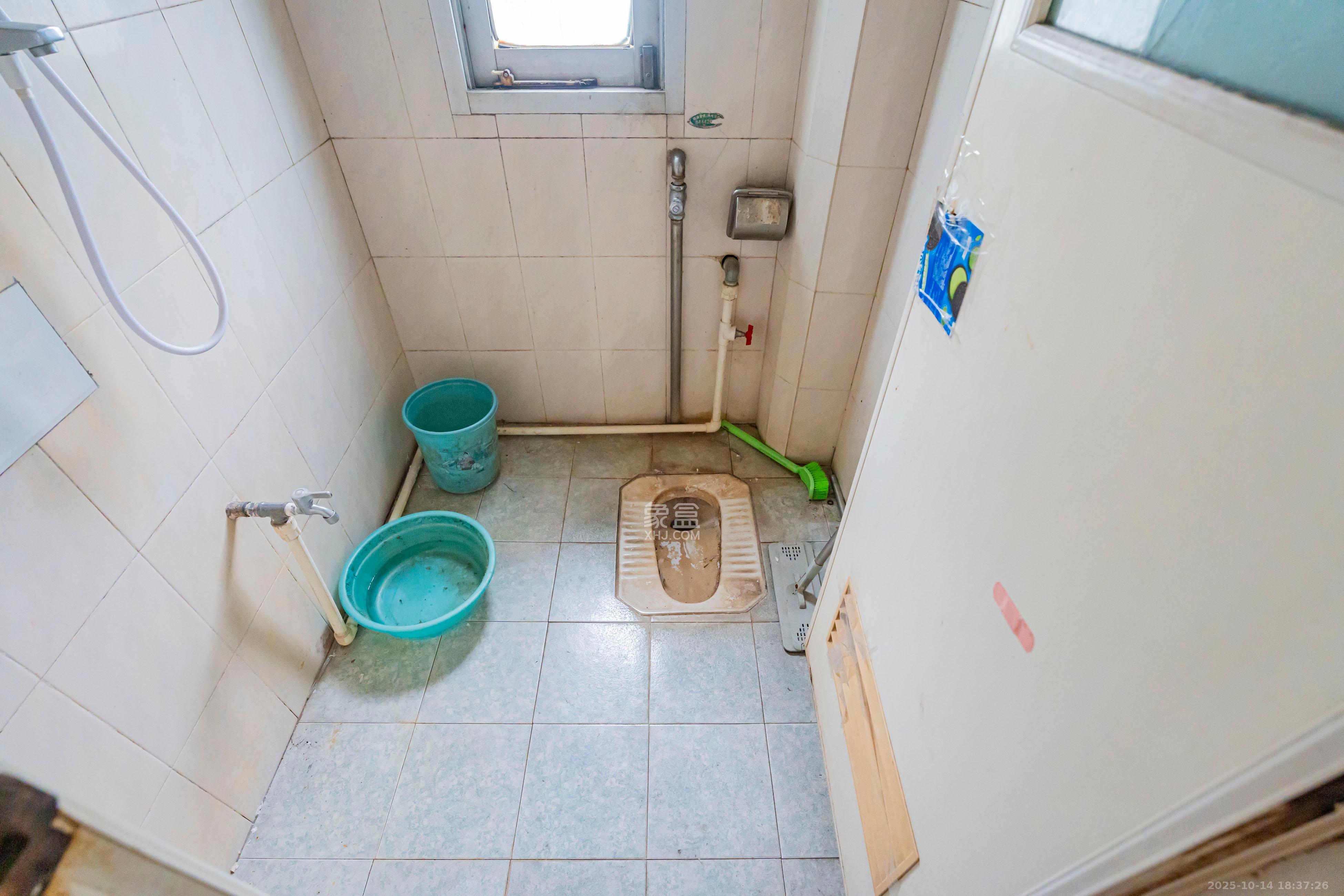 东风二村社区房  3室1厅1卫    72.0万卫生间